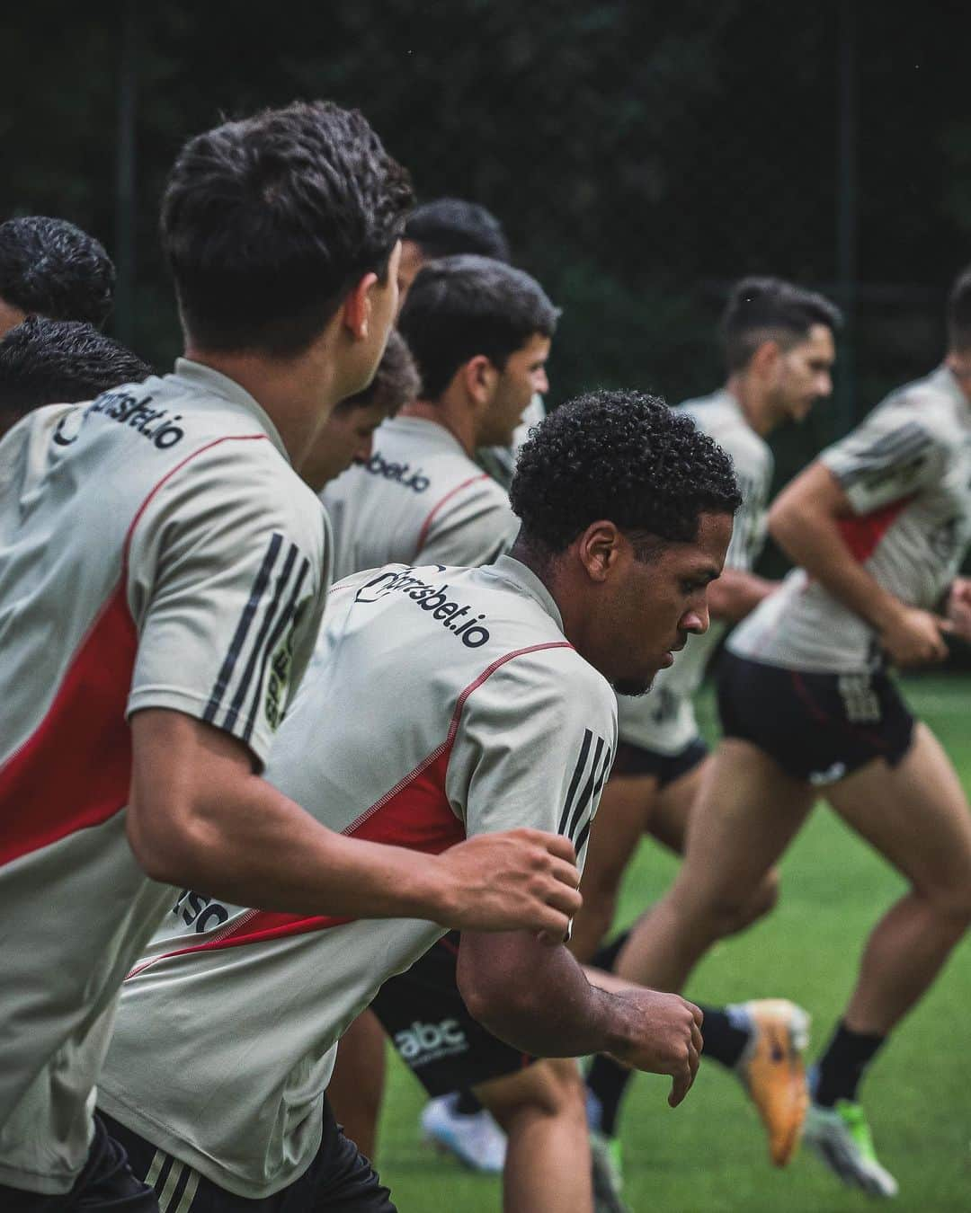 São Paulo FCさんのインスタグラム写真 - (São Paulo FCInstagram)「Em recuperação de lesão muscular, @lucasmoura7 realizou parte do treino com o elenco.  Nesta etapa, seguindo a programação da comissão técnica, o treinamento do camisa 7 foi organizado para evitar contato físico e choques com os companheiros.  A atividade também contou com a presença de alguns jovens atletas da categoria Sub-20, além de jogadores do elenco principal que realizaram as avaliações cardiológicas na última quarta-feira.  #VamosSãoPaulo 🇾🇪」11月17日 3時11分 - saopaulofc