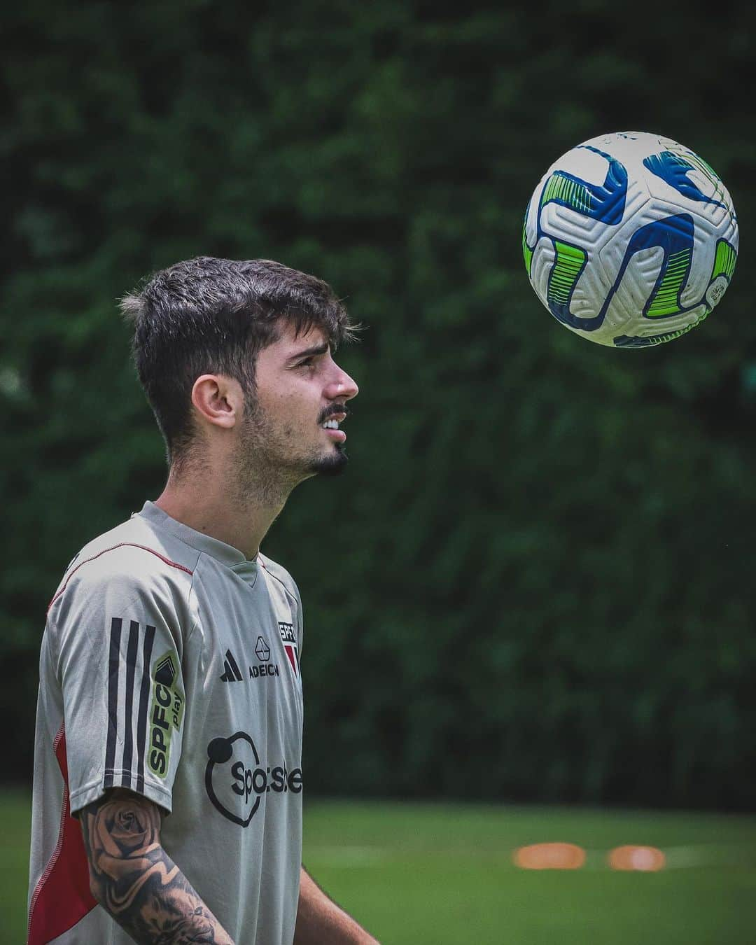 São Paulo FCさんのインスタグラム写真 - (São Paulo FCInstagram)「Em recuperação de lesão muscular, @lucasmoura7 realizou parte do treino com o elenco.  Nesta etapa, seguindo a programação da comissão técnica, o treinamento do camisa 7 foi organizado para evitar contato físico e choques com os companheiros.  A atividade também contou com a presença de alguns jovens atletas da categoria Sub-20, além de jogadores do elenco principal que realizaram as avaliações cardiológicas na última quarta-feira.  #VamosSãoPaulo 🇾🇪」11月17日 3時11分 - saopaulofc