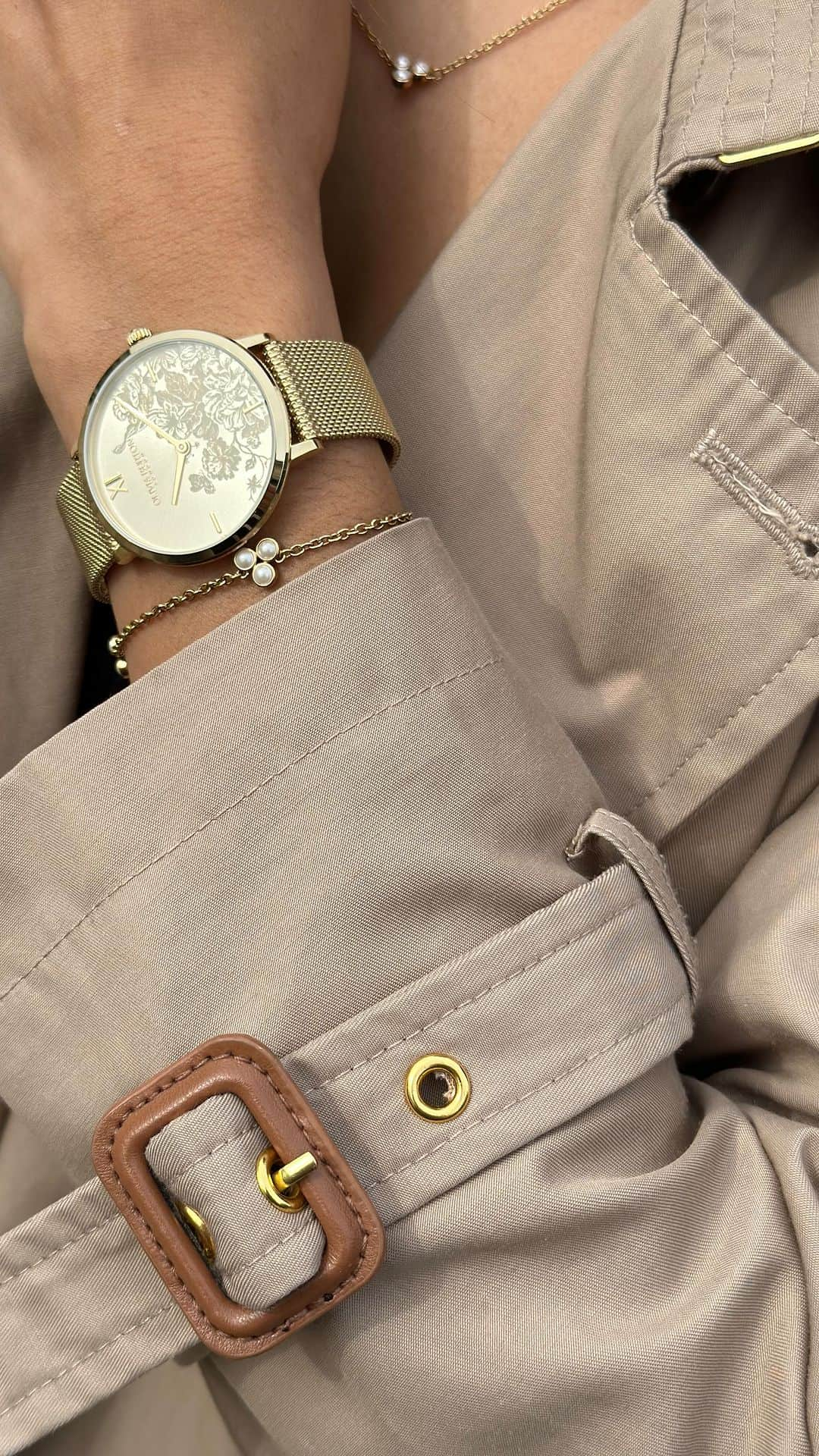 Olivia Burtonのインスタグラム：「Looking for the perfect addition to your autumn wardrobe?  Look no further with our Classic Pearl Cluster collection and our Gold Mesh Floral Blooms watch.  Tap to shop or head to our Covent Garden store.  #OliviaBurtonLondon #Jewellery #watches」