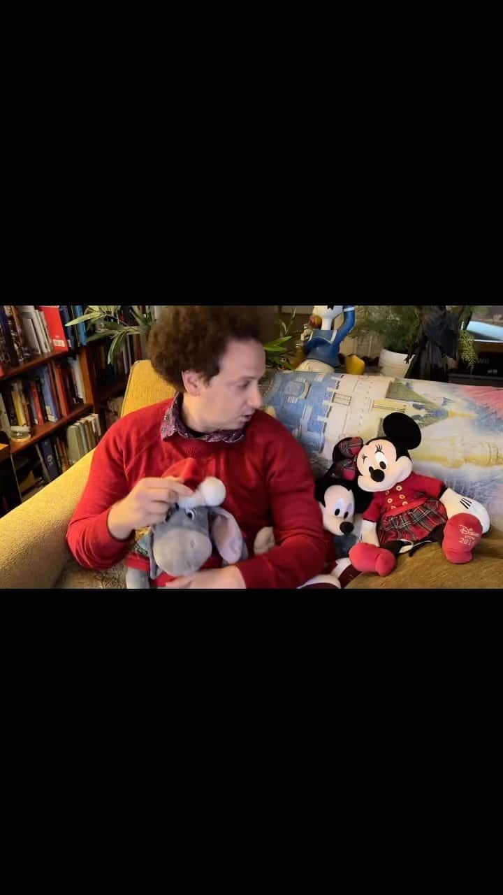 ジョシュ・サスマンのインスタグラム：「I agree! Home Alone is a holiday masterpiece. And it was released on this date, November 16th in 1990! 🌲  🎥✨ 🎅🏼❤️ #TaylorSwiftPicks #HomeAloneMagic #HolidayMovieMarathon #taylorswift #lostintranslation #homealone #homealone33」