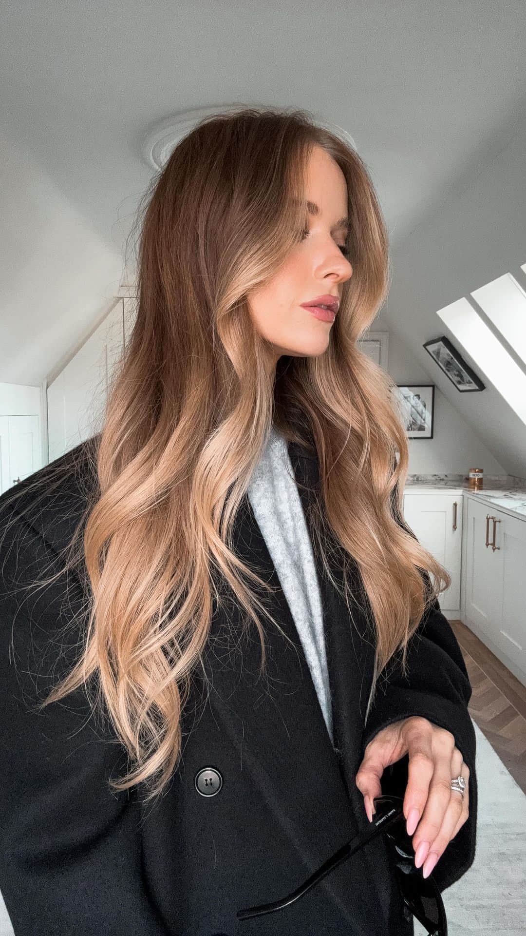 のインスタグラム：「{ad} Three ways that I believe I’ve grown my natural hair so long. 1. The @redken Acidic Bonding Concentrate range - I use the shampoo and conditioner every time I wash my hair and the 5 min treatment mask every other time. It has helped strengthen and repair my hair enormously, leaving it smooth, strong and shiny. I really believe that using these consistently have helped in my hair journey! 2. Vitamins containing biotin for maintaining hair health. I’ve used these ones for three years or so now. 3. Dyson hair technology - lower heats to style and maintains the hair health whilst drying or styling, enabling my hair to stay healthier and stronger.  #redken #hairgrowthjourney #healthyhair」