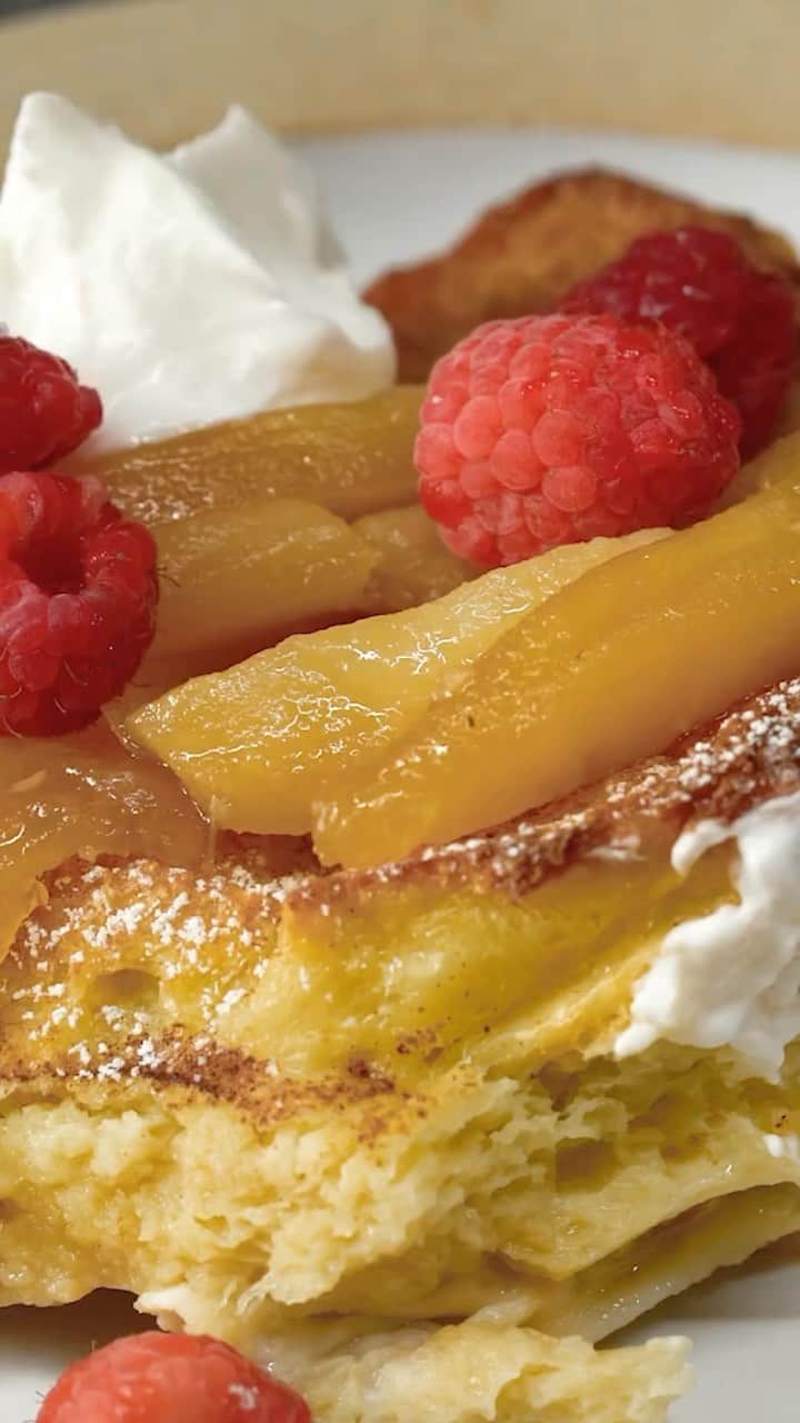 のインスタグラム：「Need a make-ahead breakfast for the family or for overnight guests? Assemble this caramelized-apple-and-challah casserole the day before, and simply ferry it from fridge to oven in the morning. (Pro tip: while the casserole is resting, crank up the oven temperature and make our mess-free bacon to go on the side.) Get the recipe at the link in our bio.」