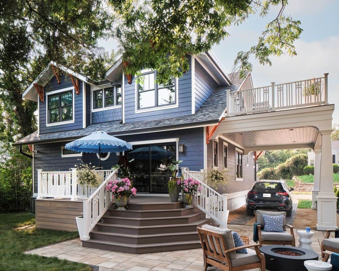 HGTVのインスタグラム：「🍔 Summer BBQs, 🔥 fireside chats, ✨ alfresco family dinners — the backyard at HGTV Urban Oasis 2023 is THE perfect spot to make new favorite memories. Enter now for your chance to win this charming home in Louisville at the 🔗 in our bio. But hurry! The sweepstakes ends next  Tuesday, 11/21. ⏰  No purchase necessary. Ends 11/21. See hg.tv/UO for rules.  #HGTVUrbanOasis」