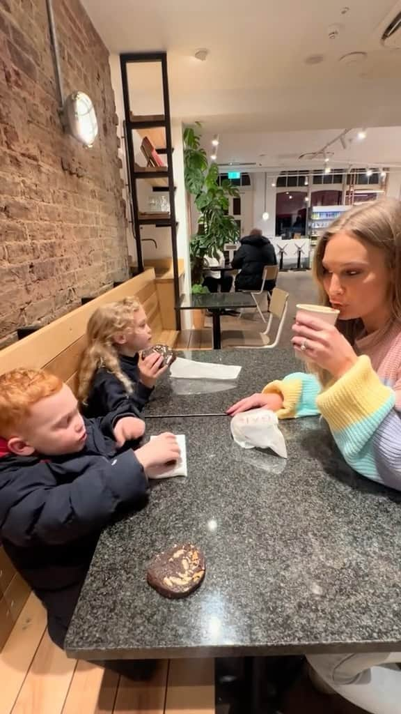 Anna Sacconeのインスタグラム：「Our busiest/latest afternoon pickup! 🙈🚗👩‍👧‍👦🌃 #momlife #annasaccone #momof4 #momoffour #4kidsmama #schoolrun #schoolpickup #sacconejolys #parentsofinstagram」