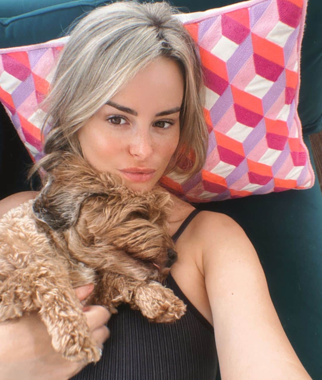 リアン・スグデンのインスタグラム：「Snuggle buddy 🐾🤍」