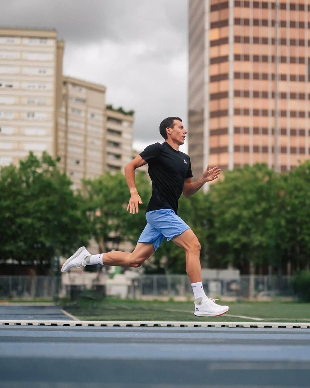 ルコックスポルティフのインスタグラム：「Performance élevée, mode intensité activé ✔️  @quentinfillon  Nouvelle gamme performance training, la fusion entre technicité et confort. Dispo sur notrewww.lecoqsportif.com   #lecoqsportif#performance#training#sport#strenghttraining#workout#beastmode#trainhard」