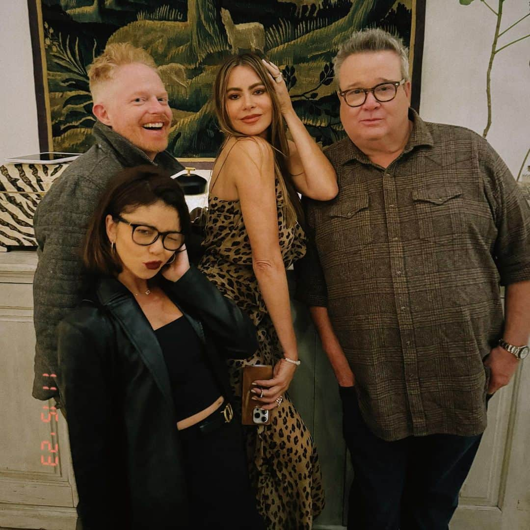 サラ・ハイランドさんのインスタグラム写真 - (サラ・ハイランドInstagram)「A very Modern reunion for the Family ✨」11月17日 3時40分 - sarahhyland