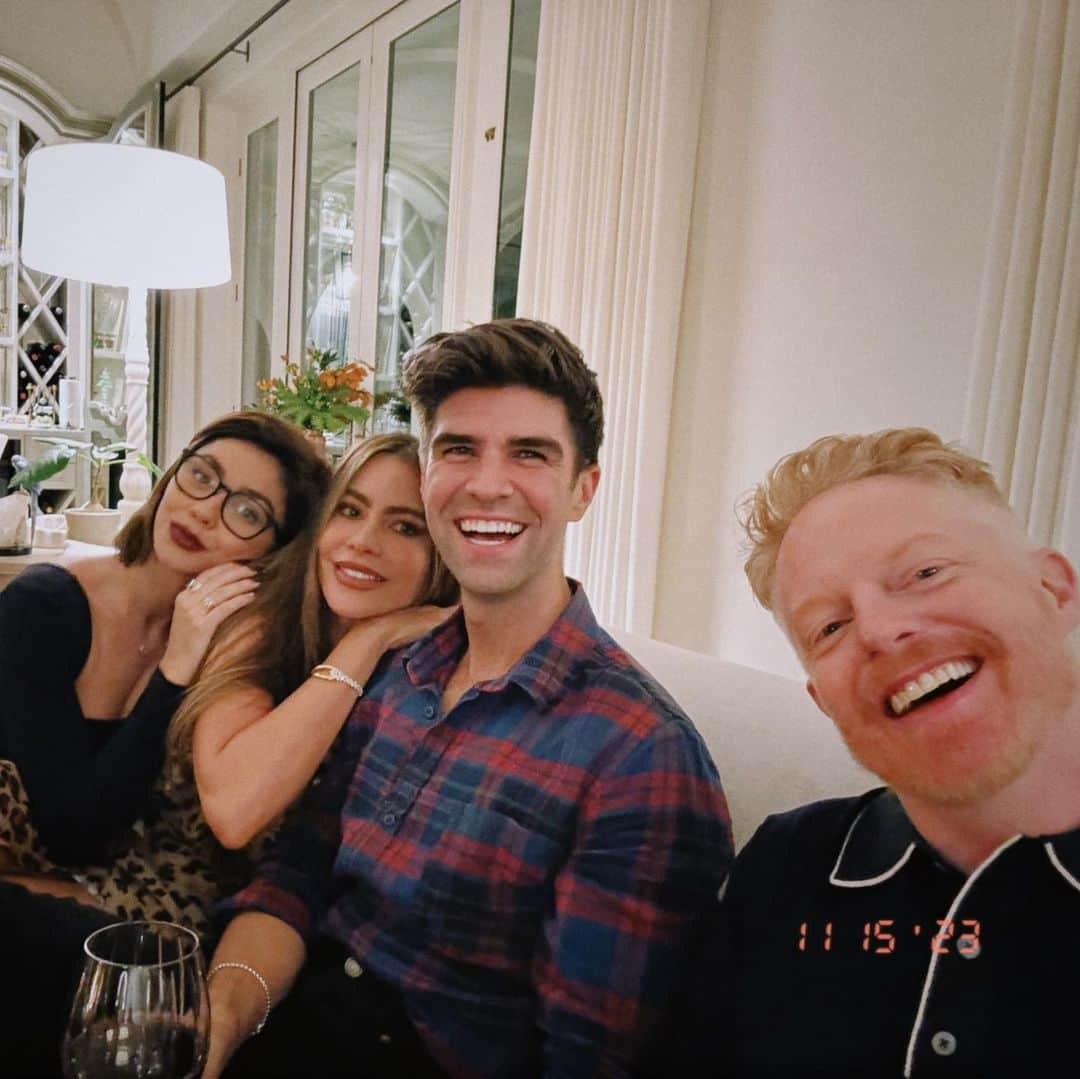 サラ・ハイランドさんのインスタグラム写真 - (サラ・ハイランドInstagram)「A very Modern reunion for the Family ✨」11月17日 3時40分 - sarahhyland