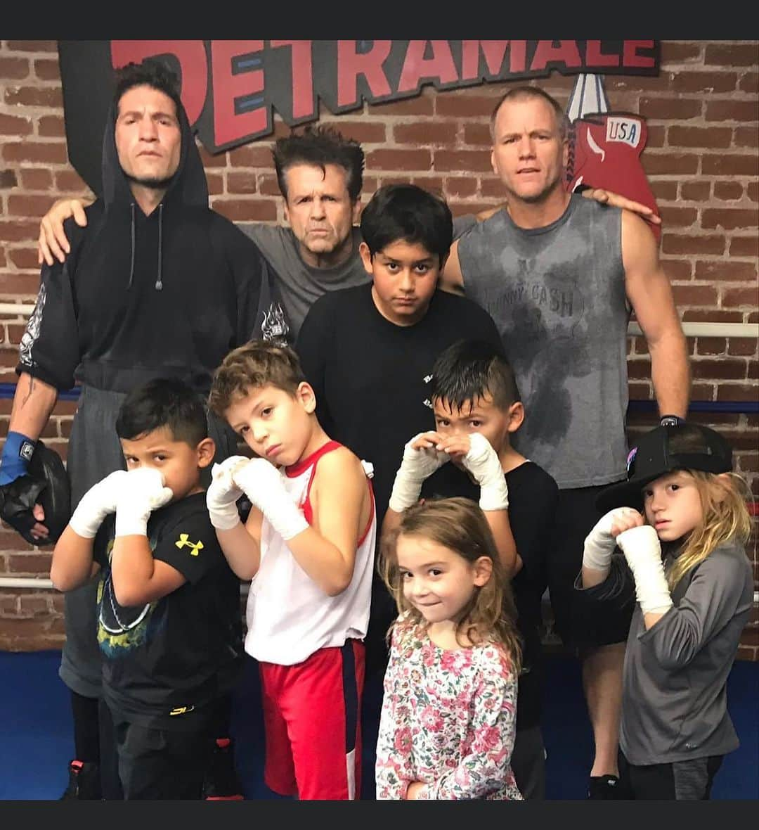 ジョン・バーンサルのインスタグラム：「The family that trains together…. @petramaleboxing @therealseancarrigan」