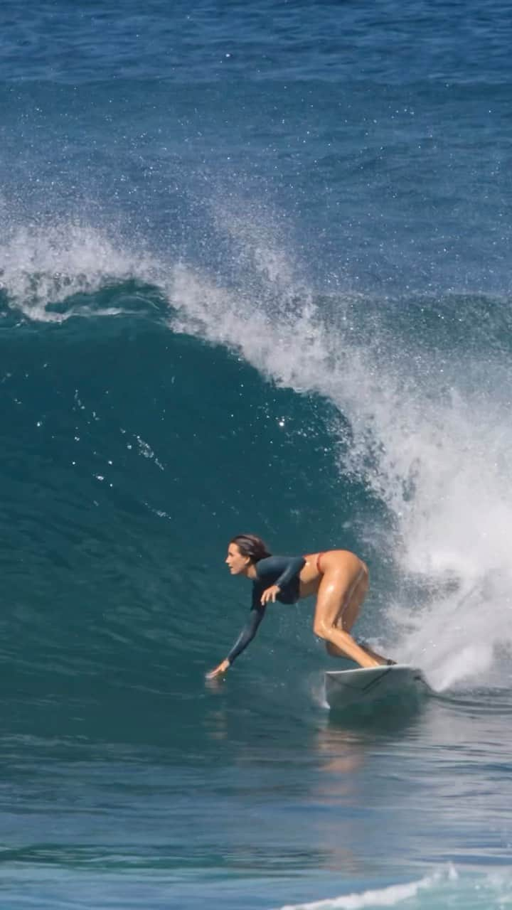 アラナ・ブランチャードのインスタグラム：「A waves from when I was on Oahu🐬 filmed: @jaketaiwan4」