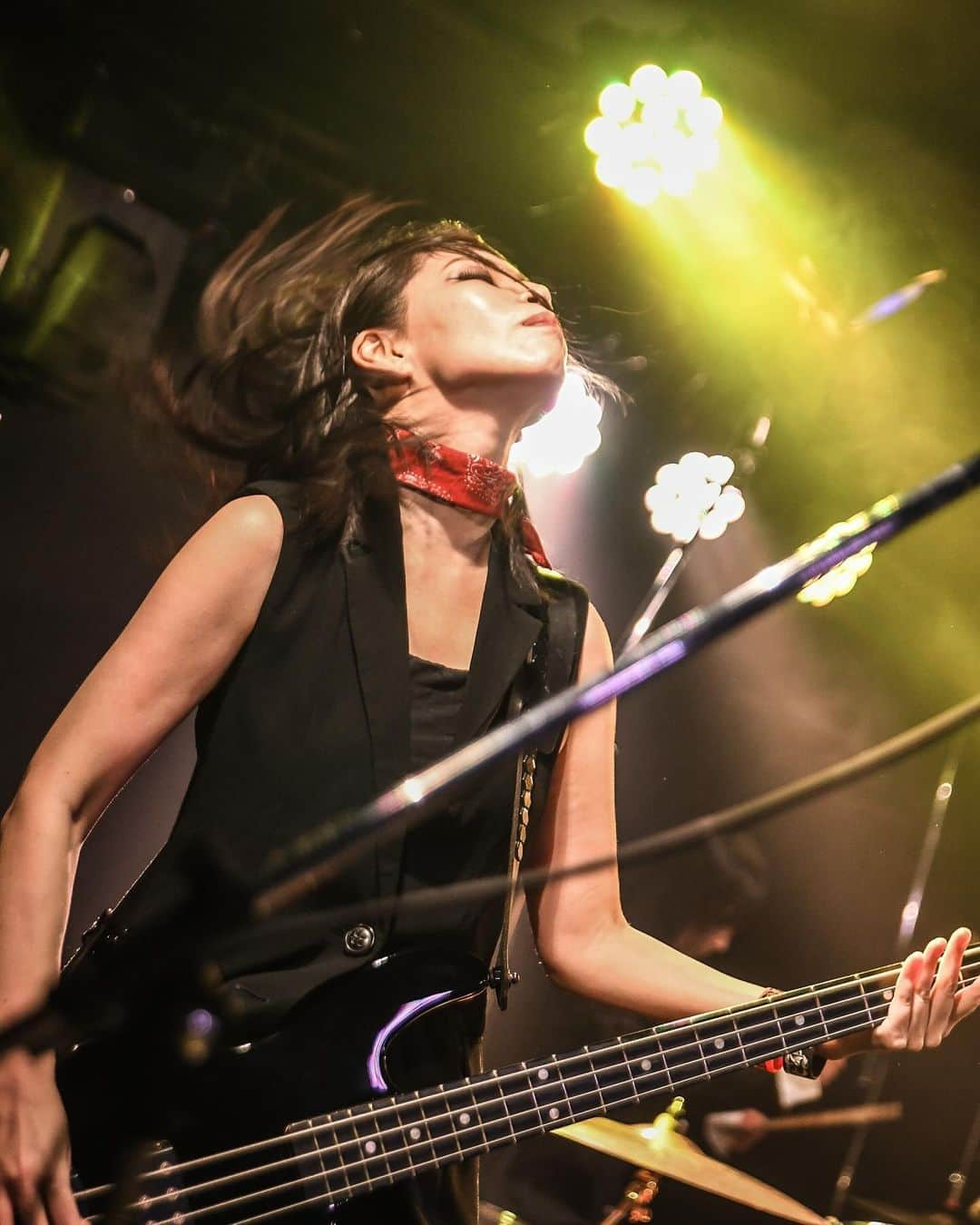 ERYのインスタグラム：「ライブ写真！ Photo by Naoko Inoue  #極東ファロスキッカー #ファロキ #ベーシスト #bassist #横浜buzzfront」