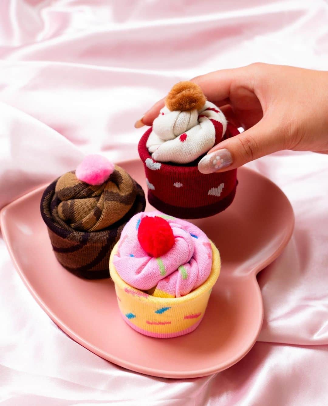レッグアベニューのインスタグラム：「Got a sweet tooth? 🦷⁠ Our New Cupcake Sock Set is the perfect Secret Santa or Stocking Stuffer gift. The Set comes with 3 cutely mismatched socks for the sweets lover in your life.」