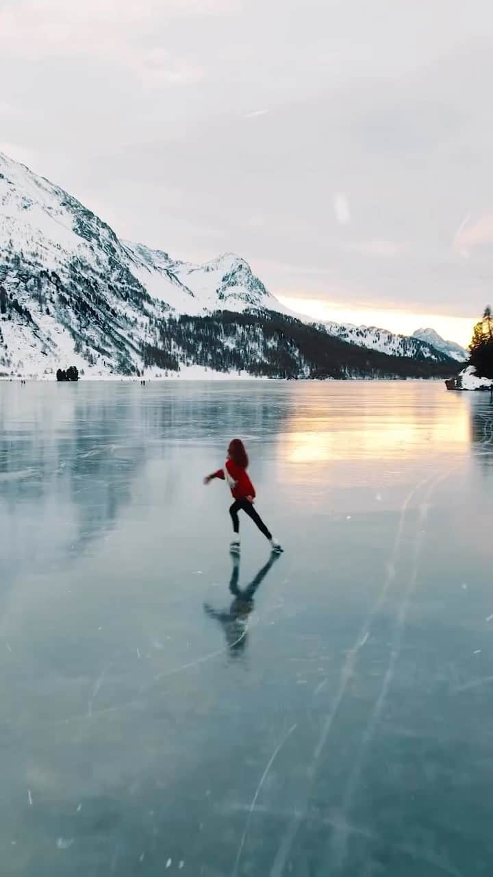 Discover Earthのインスタグラム：「Skating on frozen lakes and embracing nature’s beauty! ⛸️❄️ Who’s in? 🙌  📍 Engadin, Switzerland  🇨🇭 #DiscoverSwitzerland with @michaelacarrot」
