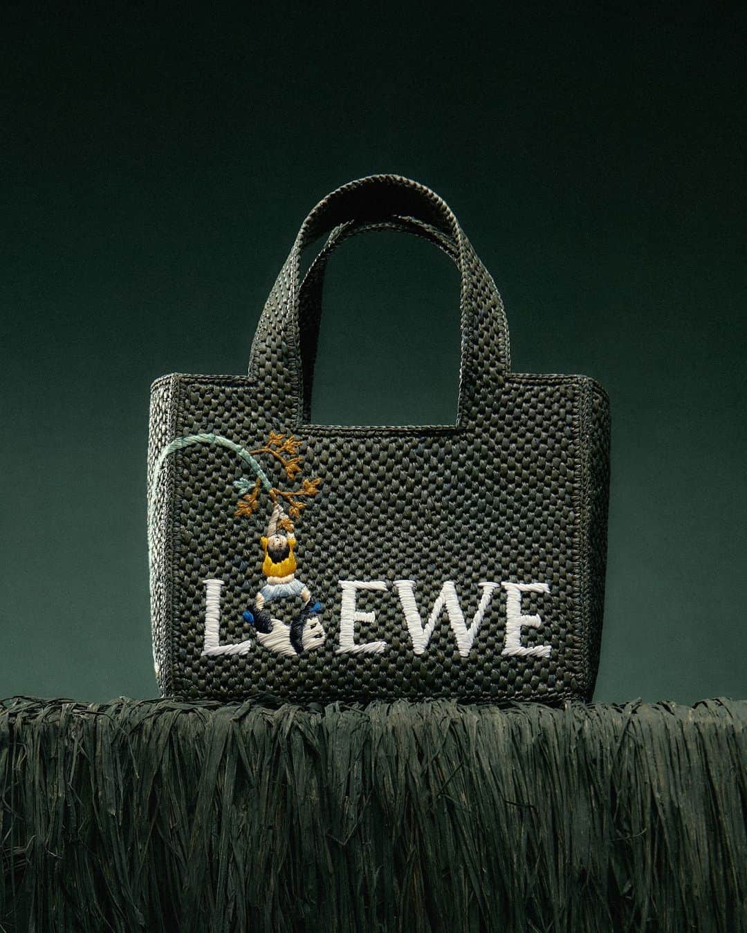Loeweのインスタグラム：「HOLD ON TIGHT  The Panda LOEWE Font Tote in raffia featuring characters from the world of ceramic studio Suna Fujita.   LOEWE will donate part of the proceeds from every LOEWE x Suna Fujita purchase to Save the Children's Education in Emergencies programme, which works to guarantee safe learning environments for children in humanitarian crisis situations around the world.  See our gifting edit on loewe.com   #LOEWE #LOEWEgifts」