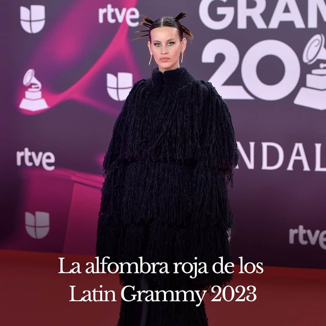 Vogue Españaのインスタグラム：「@milenasmitm, @rosalia.vt… En el link de la bio tienes la alfombra roja completa de los #LatinGrammy 2023 🔥」