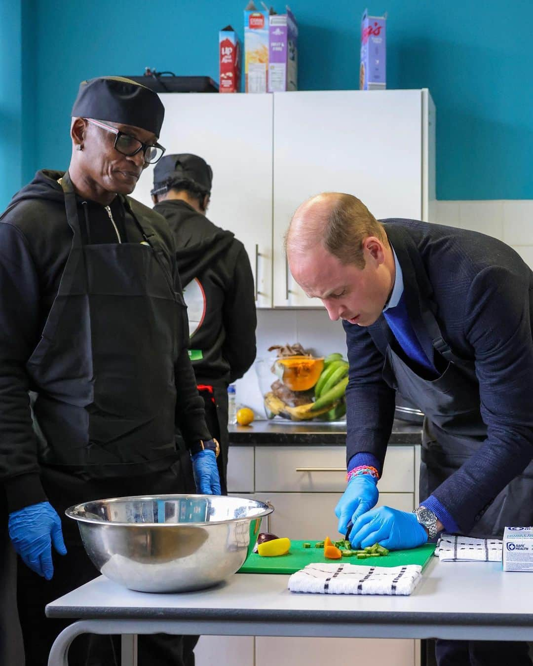 ウィリアム（ケンブリッジ公）さんのインスタグラム写真 - (ウィリアム（ケンブリッジ公）Instagram)「Proud to work with the Manchester Peace Together Alliance to improve opportunities and outcomes for young people.  The three year commitment between The Royal Foundation and The Mayor of Greater Manchester brings the private sector on board for the first time, helping reduce youth violence and providing the first dedicated employment, skills and training programme for young people at risk of violence.  While ‘Keeping It Real 24/7’ and hubs just like it are doing so much to support the people of Moss Side in Manchester 🐝」11月17日 3時52分 - princeandprincessofwales