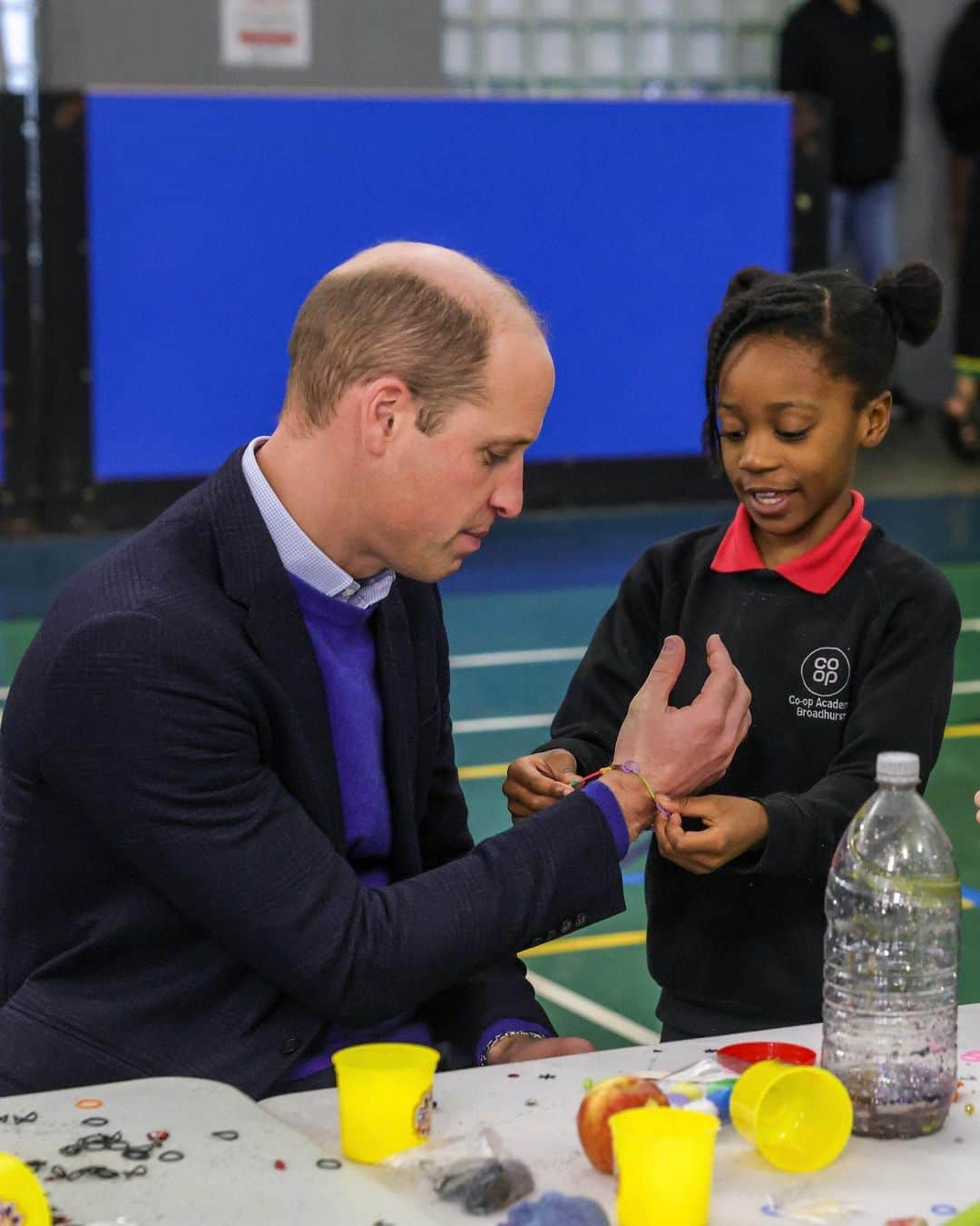 ウィリアム（ケンブリッジ公）さんのインスタグラム写真 - (ウィリアム（ケンブリッジ公）Instagram)「Proud to work with the Manchester Peace Together Alliance to improve opportunities and outcomes for young people.  The three year commitment between The Royal Foundation and The Mayor of Greater Manchester brings the private sector on board for the first time, helping reduce youth violence and providing the first dedicated employment, skills and training programme for young people at risk of violence.  While ‘Keeping It Real 24/7’ and hubs just like it are doing so much to support the people of Moss Side in Manchester 🐝」11月17日 3時52分 - princeandprincessofwales