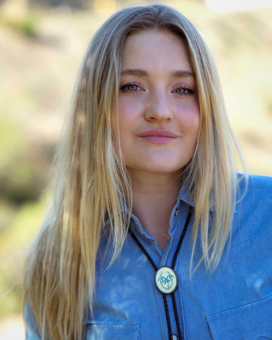 アマンダ・ミシェルカのインスタグラム：「This might be my favorite drop yet 🕊️🕊️🕊️  Bolo ties, blankets, scarves and baubles. It’s the greatest time of year 🎄  shop.alyandaj.com」