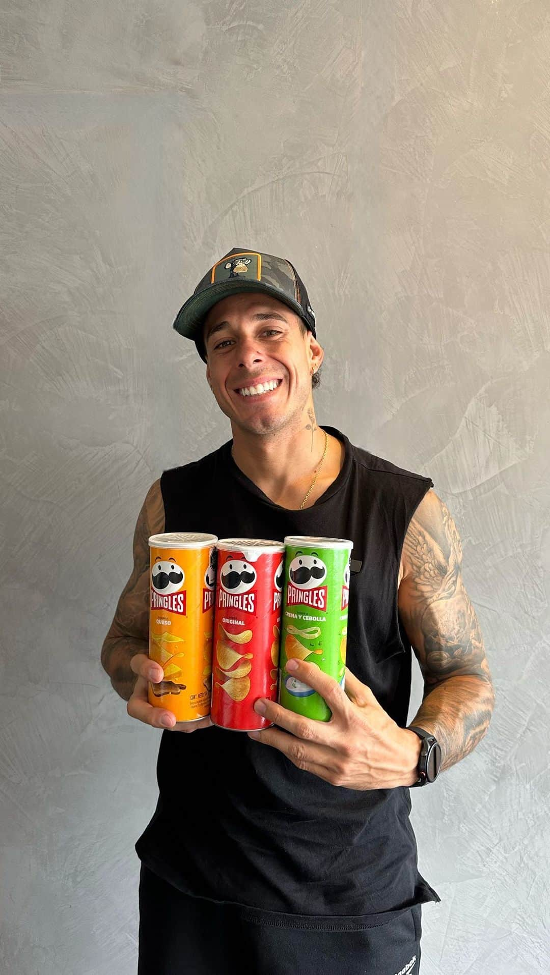 Hugo Garciaのインスタグラム：「Hoy juega Perú y nada mejor que acompañarlo con unas buenas pringles 🙌🏽❤️ Aprovechen que están a un preciaso!  Hoy se gana o no? Yo le voy 2-1 a 🇵🇪  . . . #PringlesPrecioBuenaso #PringlesLatam #Publicidad」