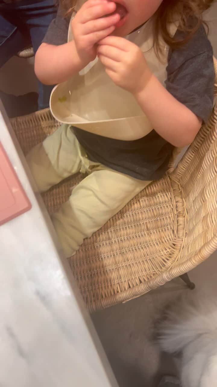 イリザ・シュレシンガーのインスタグラム：「Today she discovered the joys of Smoked Cheddar off an unnecessarily tiny spoon.」