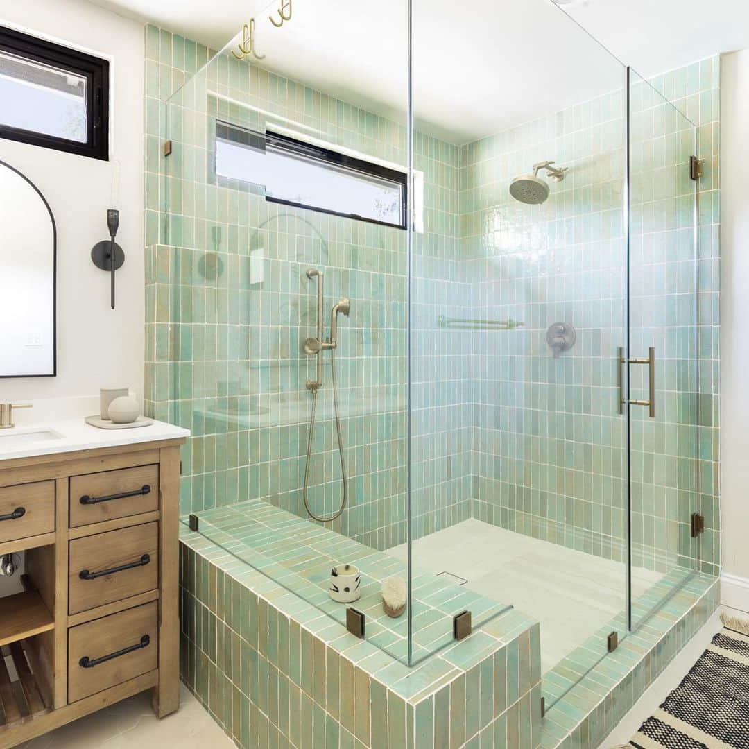 アリエル・ヴァンデンバーグのインスタグラム：「Ooo La La @janaroach and I designed this bathroom together and it turned out sooooo 🔥 I needed to show it off! And @riadtile you are the prettiest thing I’ve ever seen! 😮‍💨」
