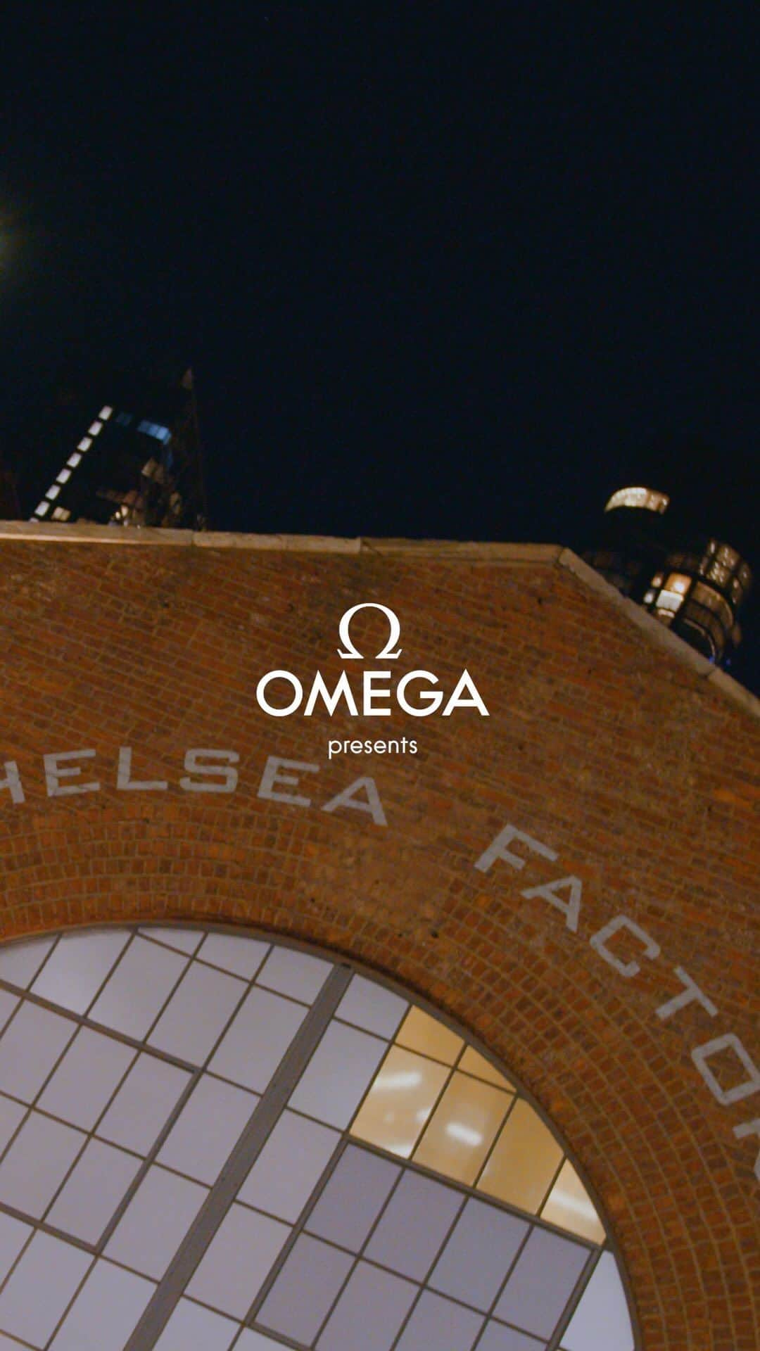 のインスタグラム：「Dressed in Constellation, but exploring an entire watchmaking world, global ambassadors Cindy Crawford and Kaia Gerber enjoy their moment at Planet OMEGA in New York.  #OMEGA #OMEGAConstellation @CindyCrawford  @KaiaGerber」