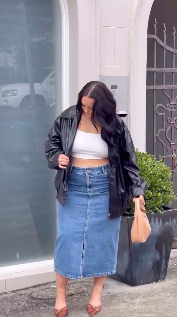 Beginning Boutiqueのインスタグラム：「POV: you find the perfect leather jacket for Fall ✨ @abbeyjaydee wears our Abbi PU Black Bomber Jacket, available online now! ⁠」