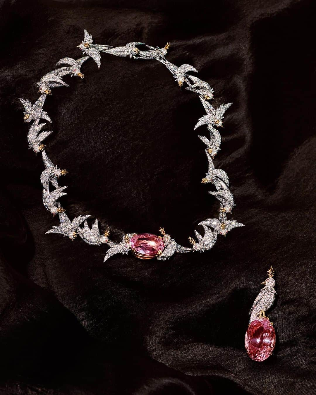 ティファニーのインスタグラム：「Brighter holidays begin with the world’s rarest colored gemstones. This striking Jean Schlumberger by Tiffany & Co.™ Bird on a Rock suite features oval morganites of over 35 and 65 carats, respectively. Introduced in 1910 by our House’s then-gemologist, morganite is a beautiful representation of our long-standing legacy of discovery, exploration and introducing exceptional stones. Link in bio. #ATiffanyHoliday #JeanSchlumberger #TiffanyAndCo」