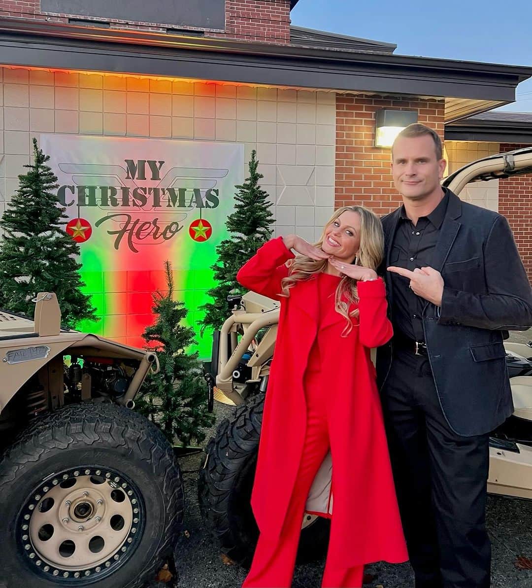 キャンディス・キャメロン・ブレのインスタグラム：「About last night ❤️✨ @gactv + @candyrock.entertainment put on an event to premiere our upcoming Christmas movie ‘My Christmas Hero’ for all the military families at Joint Base Lewis-McChord. It was such a joy to see and meet ALL that came out to watch!!   You can tune into #greatamericanfamily on November 24th at 8/7c!」