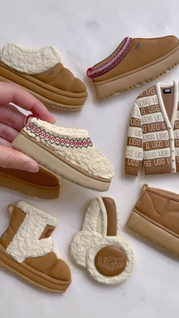 アグのインスタグラム：「Santa never saw a cookie so cute. 🍪🎅 Don’t wait to get the perfect gift. Find them on UGG.com and authorized UGG retailers before they’re gone. Cookies and video by @thecookiegallery   #UGG #FeelsLikeUgg #Holidays #HolidayGiftGuide #GiftGuide #UGGPlatforms」