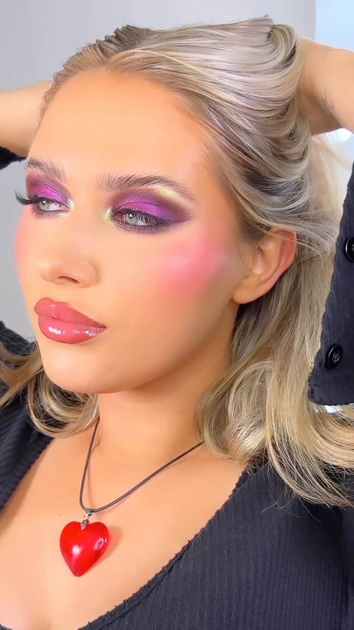 Anastasia Beverly Hillsのインスタグラム：「@shivonmakeupbiz (she/her) brings the drama with this STUNNING #ABHFallRomance look ❤️‍🔥😮‍💨 Available now @sephora! 💫  #AnastasiaBeverlyHills」