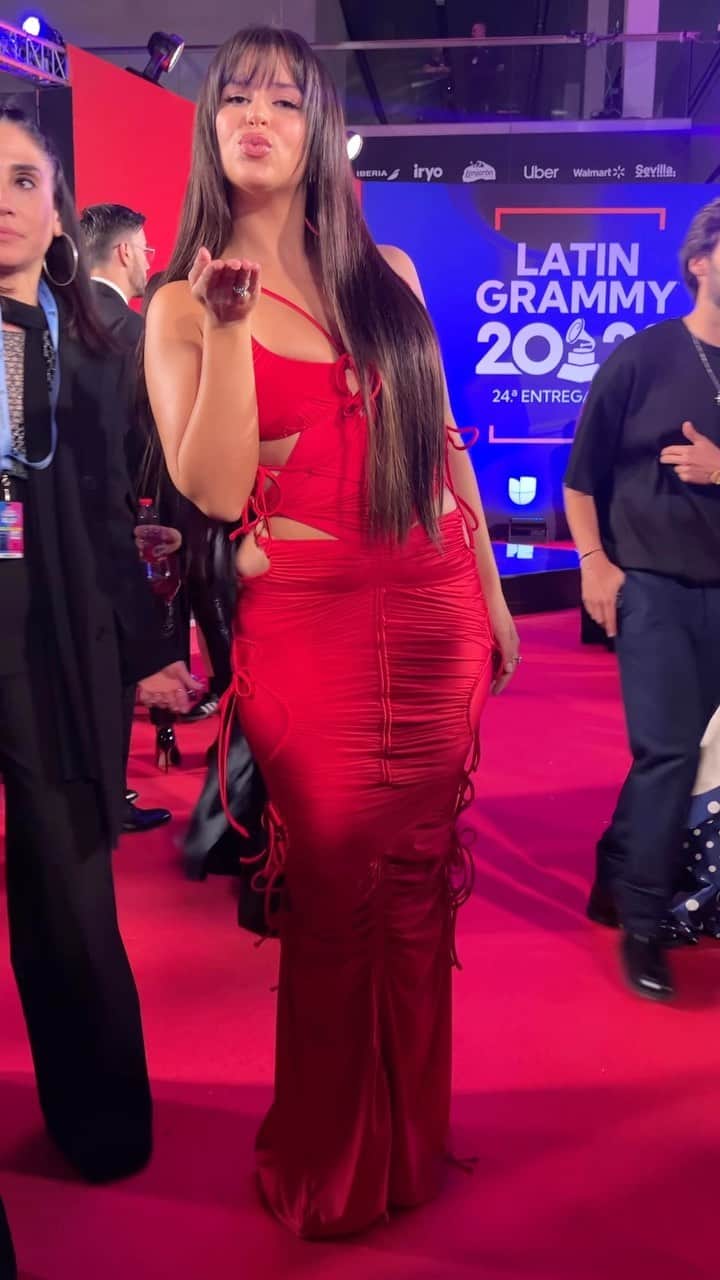 Vogue Españaのインスタグラム：「@nathypeluso saluda a Vogue en los #LatinGrammy 2023 ❤️ {Te contamos los detalles de su look (que también ha llevado @kimkardashian, en el link de la bio}」