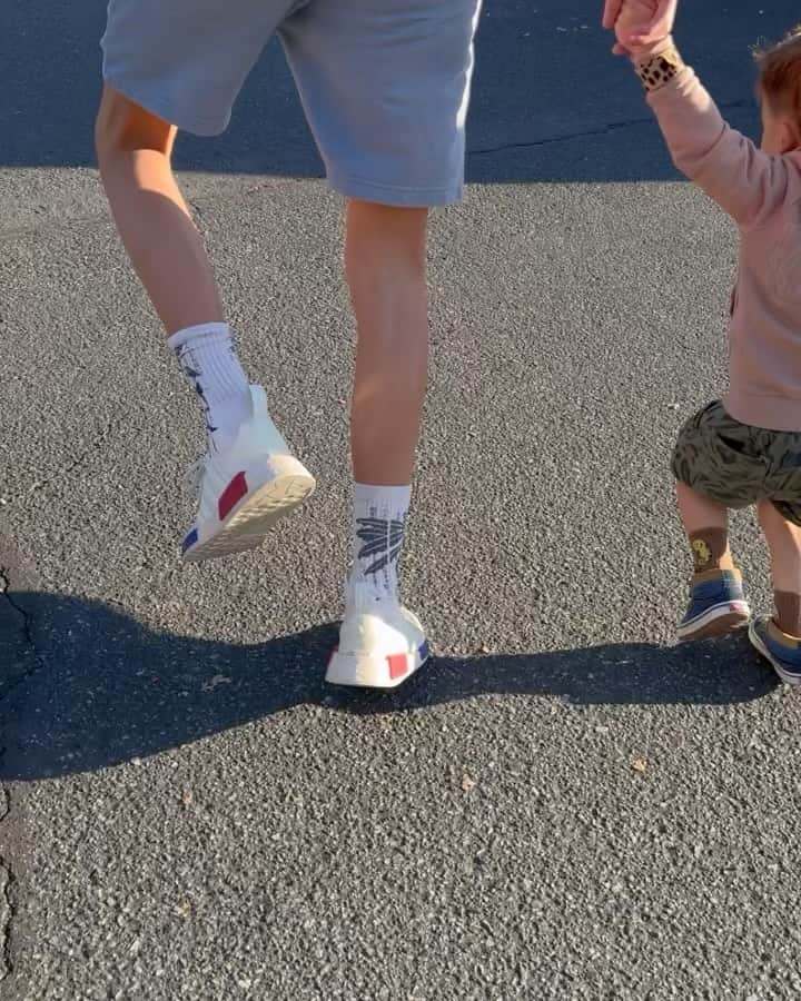 ジェシカ・シーバのインスタグラム：「By age three, all of our other babies were weaned from breast, bottle and pacifier and toilet trained, except for Nikolas. A couple of weeks ago, we were told that Niko couldn’t return to Montessori after his third birthday until he was potty trained. (Clearly we had missed the fine print somewhere).  Even after daily emotionally exhausting drop-offs, and months of getting him acclimated to his first preschool, we decided that a program that would force our child developmentally wasn’t for us.  The thing is, every single child is different no matter what their genetics are. In my experience, each child needs and deserves to be guided in different ways. Sometimes this means different rules, different boundaries, different ways of communicating. Niko is three, and we are learning that he is has different sensory needs than his siblings and some things, like wearing diapers vs underwear or nothing at all is very stressful to him.   Lots of things have changed since Jack was a baby, but maybe I have most of all. I went from the young novice mom to the older new mom on the preschool playground. Instead of being worried or pressured by outside expectations or developmental guidelines, my 16 years of parenting has taught me one thing for certain: It will all suss itself out in good time.  EDIT: This was not about the school. The school is wonderful and his teachers even moreso. This is about our experience as the parents of six, having our baby removed from his first preschool for not meeting a milestone. It was embarrassing, frustrating, disappointing and ultimately upsetting on Niko’s behalf, but in the end he is right where he was supposed to be all along.   Parenting is incredibly humbling…So I thought I’d share this experience so maybe one person would feel less alone.」