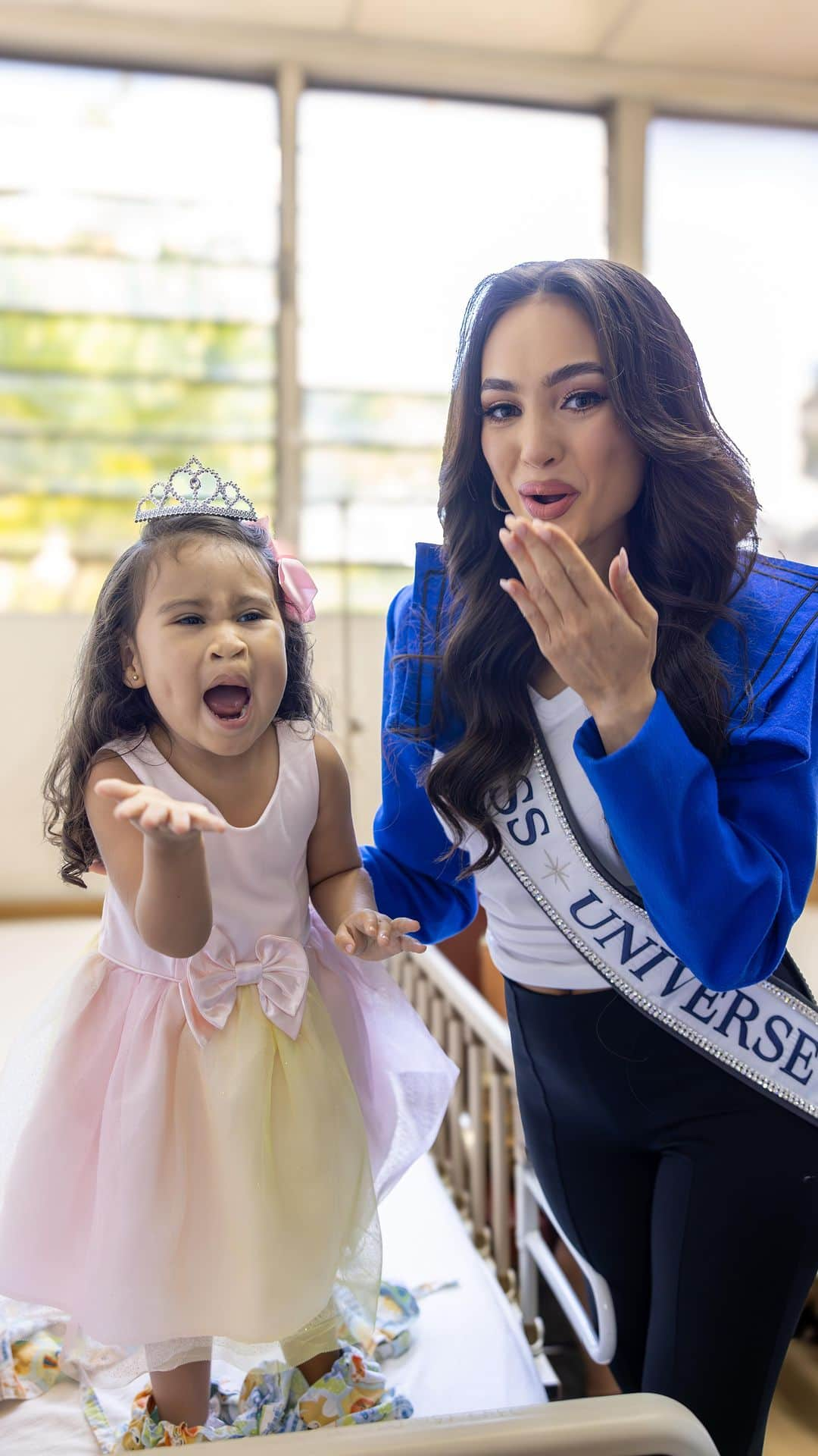 イリス・ミトゥネールのインスタグラム：「#ThrowbackThursday to the delegates visit at Benjamin’s Blooms Children's Hospital with @smiletrain.   These are the moments that makes it all worth it ♥️  #missuniverse2023 #missuniverse #72ndmissuniverse #smiletrain」