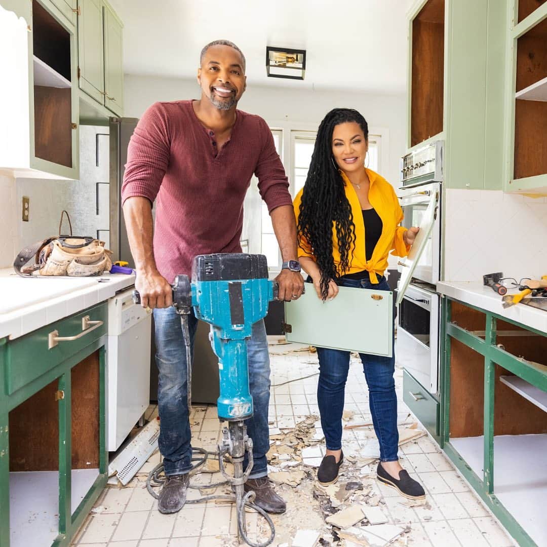HGTVのインスタグラム：「@egyptsherrod and @djfadelf are coming back to HGTV just in time for any and all post-holiday appointments you have with your couch. 😎 #MarriedToRealEstate Season 3 premieres December 28 at 9|8c. 🎉  Tap the link in our bio (and click on this photo) for more details! PS happy happy birthday @egyptsherrod! 🎂」