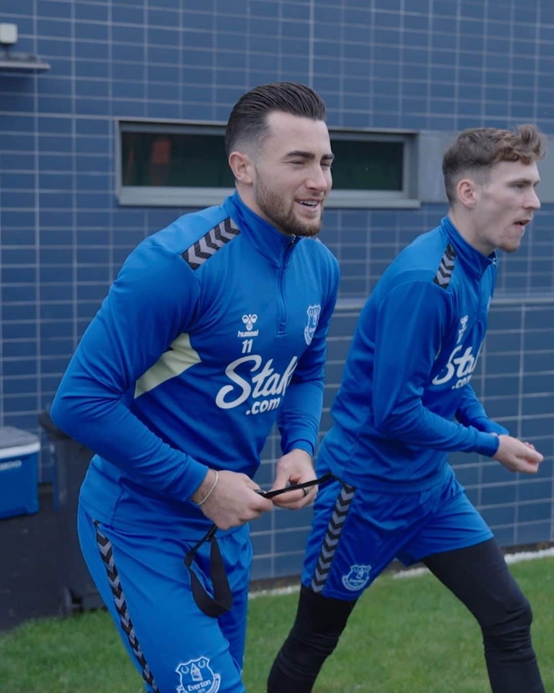 のインスタグラム：「We’re partnering with @wearfigs to celebrate Awesome Humans — nurses, physios, doctors and technicians — who keep us at the top of our game, on and off the pitch.   @jackharrison11 shares how physiotherapist Tom Gallagher has impacted his life. #BlueswearFIGS」