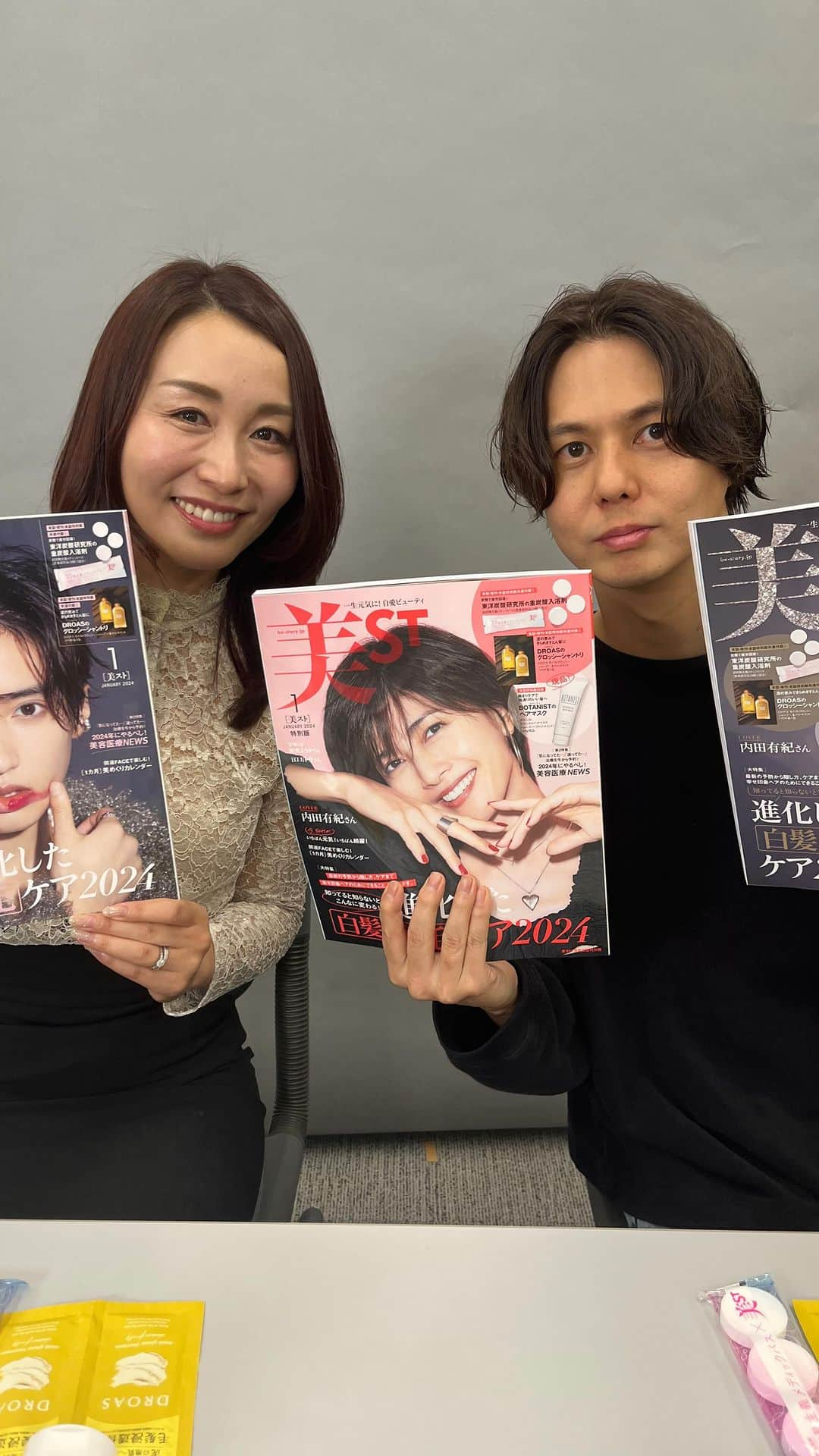 美ST編集部のインスタグラム：「【Insta Live‼️】 本日は、美ST最新号、1月号の発売日🎊 発売を記念して、インスタライブやりました✨ . 巻頭特集は、 進化した薄毛、白髪特集ということで、 ゲストに人気美容師さんの、 grico エザキヨシタカさんをお招きして、美ST世代におすすめの薄毛白髪カバーアレンジを教えてもらいましたよ〜✨ @grico0221   そして、今回は 本誌、増刊、特別版、ヘアエイジングケアに役立つ 豪華付録が盛りだくさんなので、そちらのご紹介もしていきますよ👌✨ TEAM美魔女の吉沢詩乃さんと一緒にお届けしました🥰 @souken_love8   ぜひご覧になってくださいね！  __ #美ST #美スト #ビスト #美魔女 #アンチエイジング #エイジングケア #雑誌付録 #豪華付録 #エザキヨシタカ #ボタニスト #入浴剤 #東洋炭酸 #炭酸入浴剤」