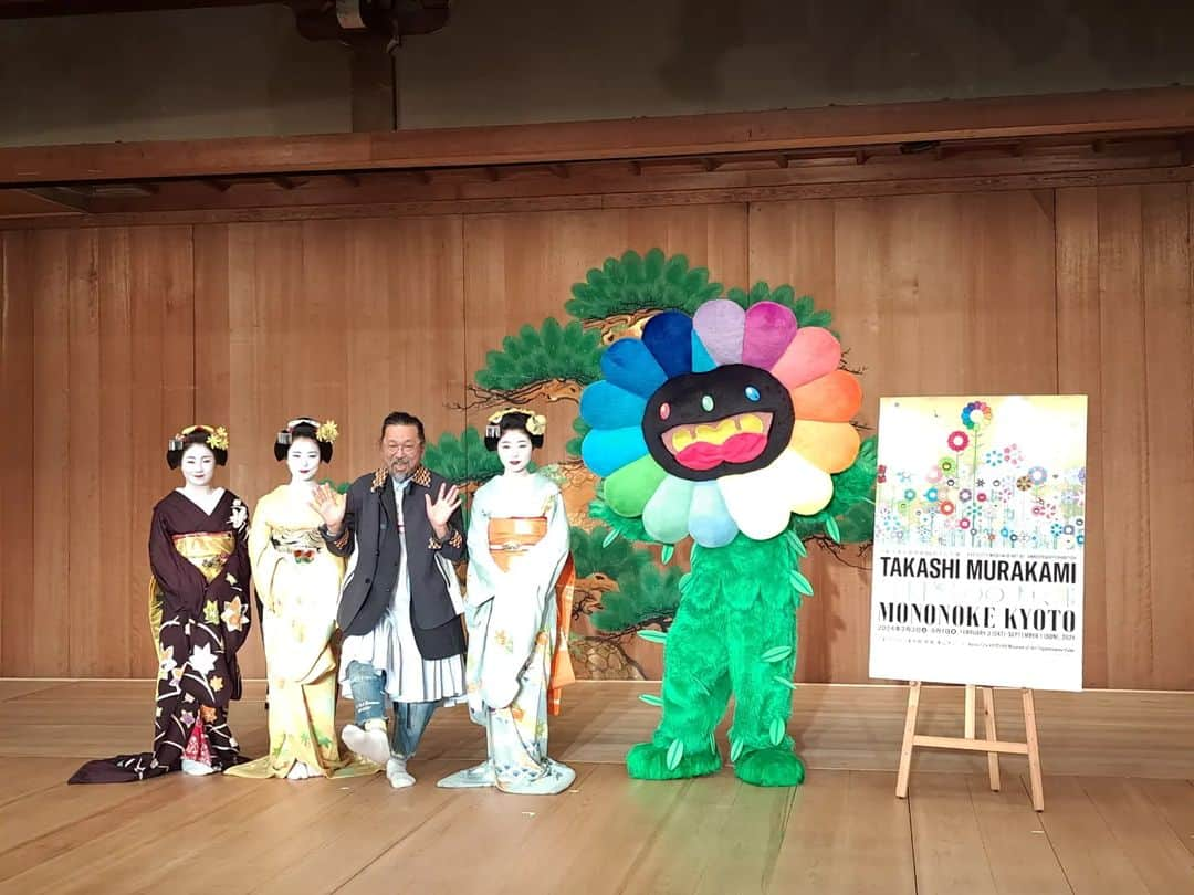 川原ちかよのインスタグラム：「【村上隆　もののけ　京都】  京都市美術館90周年記念展でもある、 今回の【村上隆　もののけ　京都】は、 村上隆さん、国内では8年ぶり、 東京以外では初めての大規模展個展です。  記者発表会は、京都市京セラ美術館の高橋信也さんと村上隆さんとの対談形式で行われ、 お二人は20年以上のお付き合いと言うことで、 今回の個展での役割は、 高橋さんが脚本家、村上さんが監督であり演者と、 村上隆さんは表現されていました。 尾形光琳や曾我蕭白など高橋さんがテーマ(お題？)を投げかけ、 村上さんが答えるようなカタチで制作は進められたそうです。 "ムチャ振り"もあったようですが(笑) 4000人もの登場人物が描かれる「洛中洛外図」なんて、想像もつかないし、 最高のコンディションで、 ええ感じに脱力して制作できたと言う風神雷神は、 驚き！！←実はこれが「となりの開花堂」のクッキー缶に、アイシングクッキーとなって入っていた！！ クッキーで先にお披露目されるのも、すごい！！  これだけ大規模な個展は、 もうこれが最後かも知れないとおっしゃってました。 そうなるかどうかは別として、 それぐらいの覚悟を持って制作されているのでしょう。  1枚の「絵」を見るためのツアーを海外からオファーされることがないと言うことを、 学生の頃から重く考えてきたと言う村上さん。  170点ほどの作品中、160点以上が新作、そしてグッズ、特設ショップで売られるものも力入ってます！！ (その一部(クッキー以外にも)をお土産で頂き、 今も開けられていない😅)  今回の村上隆さんの個展は、日本中、 いや世界にもインパクトを与えるものになるでしょう。 その舞台が「京都」であることは、 必然的にも思えます。なんとなく。  とにかくとにかく、 村上さんと高橋さんのお話しが面白く、 作品を見ながらのお話しじゃないけど、 だからこそ？めちゃくちゃ作品が見たくなった！ 早く見たい！！ってなった。 もっと深掘りしたいと思うお話しもあったし、 会期中、そんな機会があるといいのに、、、 と本気で思っている！ (ラジオは、適したメディアじゃないだろうか) 全く芸術肌ではない私ですが、 パリでモネの睡蓮見た時、 幼稚園児が遠足で来てたもんなぁ。 「世界で50人ほどしかいない、私の作品を理解できる、芸術の目の肥えた人に対して作品を作ってる」と言う本気の作品を、 子どもたちもたくさん見るといいなぁと思う。  #村上隆 #もののけ京都 #京都市京セラ美術館」