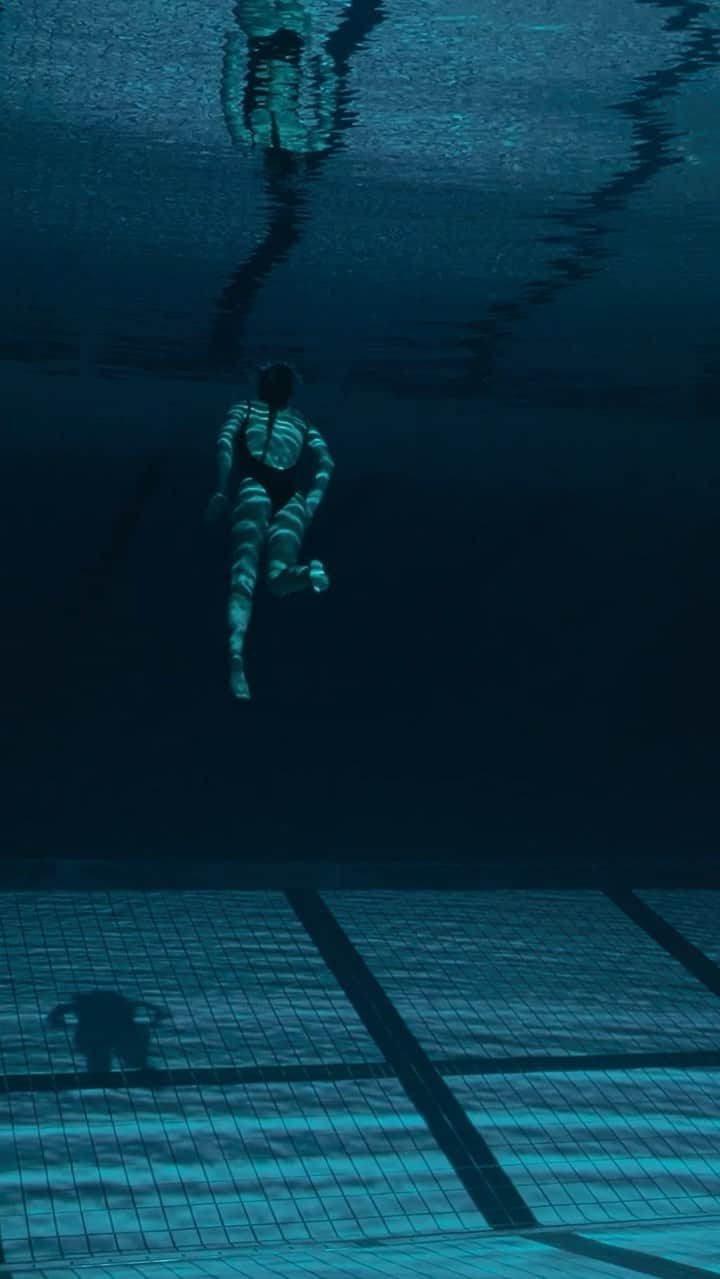 ローラ・マリノのインスタグラム：「´LIBERTY’ new videoclip out on November 21 Directed by Nathan Benisty and produced by @sourdoreille_  With the world diving champion @_lauramarino」
