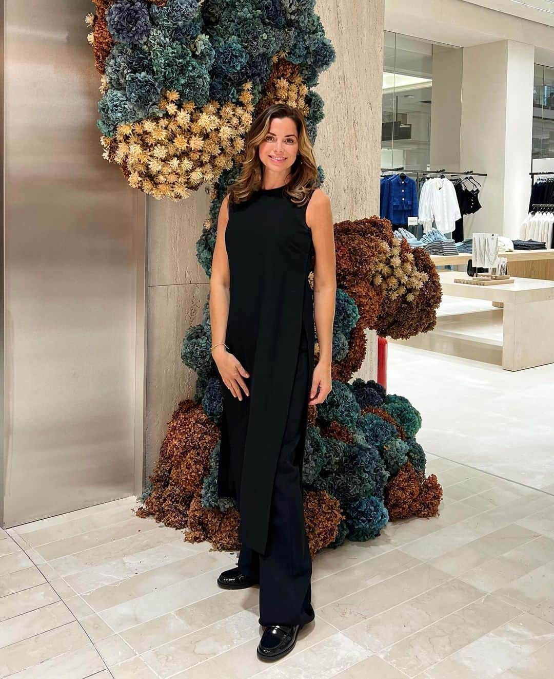 ルイス・グローバーさんのインスタグラム写真 - (ルイス・グローバーInstagram)「Do you like my style🫶🏼 Hostessing work for new opening of @zara in Dubai @mallofemirates Showing everyone the new sensory experience pop up. Always one step ahead & Dubai certainly likes to stand out. 🔅  Thank you @luxehostess x • #zara #zaracollective #fashion #style #dubaifashion #zarawoman #zaradubai #hostessing #promomodel #eventwork」11月16日 19時16分 - louiseglover