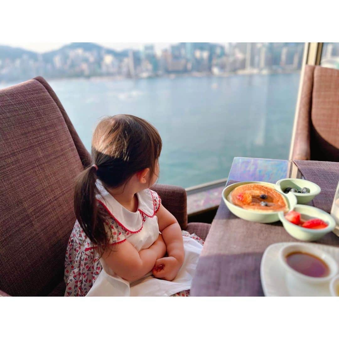 徳山沙季さんのインスタグラム写真 - (徳山沙季Instagram)「. @kowloonshangrila 🇭🇰 こちらも何度も利用したことはあるけれど子連れは初🫧 . 結婚式をシャングリ・ラホテルで挙げてから、旅行ではシャングリラを選ぶことが多いです☺︎ #kowloonshangrila はアクセスもよく、ハーバービューが最高です☀︎ 朝食はホライゾンクラブを利用しましたが、こどもには可愛い🥞を焼いてくださったり、変わらず素晴らしいサービスでした♩ . . #hk #hongkong #🇭🇰 #香港　#UO10withU #shangrilahotel #tabimuse #子連れ香港　#尖沙咀 #victoriaharbour #シャングリラホテル #ホライゾンクラブ」11月16日 19時17分 - saki.whitesnow