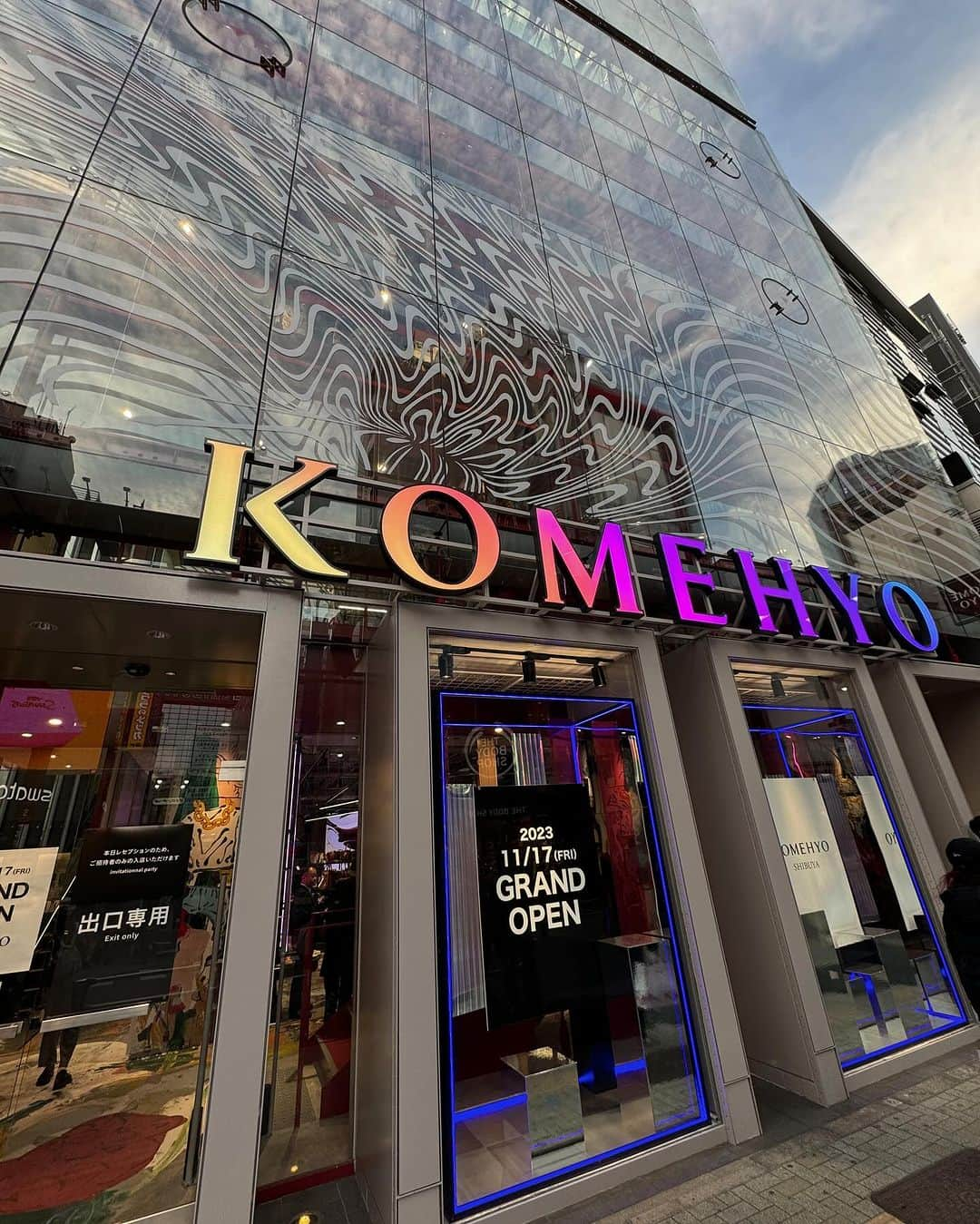 植野有砂さんのインスタグラム写真 - (植野有砂Instagram)「Omg you guys must visit @komehyo_neo Shibuya store 😱💞明日11月17日(金)オープンするKOMEHYO SHIBUYA !! 😍 一足お先にお邪魔してきたのだけど、状態が良くてお値段も手が出しやすいアイテムから、レアな物まで🤯❤️ 私も素敵なベージュとボルドーのバッグに出会ってしまった、、🥹💕 ヴィンテージ物はまさに出会いなので近くを通ったらまた絶対チェックしたいなー🥹 買取もやっているのと、フロアごとにコンセプトが違くてとっても見やすかったです🩵 日本の人にも海外から遊びに来た人にもとってもおすすめな新しい渋谷のスポットできた！って感じでした😘絶対また行く❤️ #PR#コメ兵渋谷#出会ってしまった​#komehyo_shibuya​#渋谷買取​」11月16日 19時17分 - alisaueno