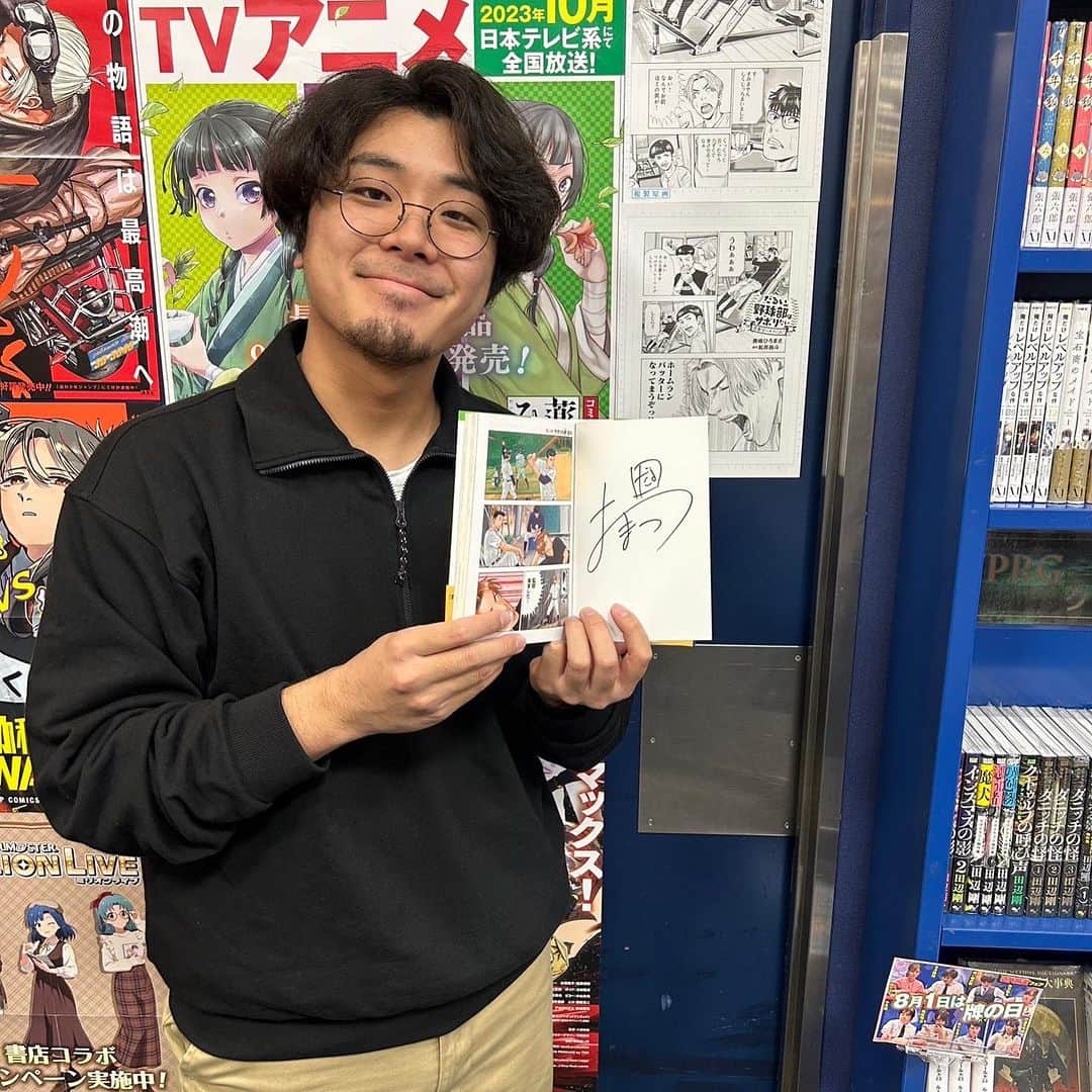 おまつさんのインスタグラム写真 - (おまつInstagram)「大垣書店京都ヨドバシ店様 水嶋書房くずは駅店様 水嶋書房くずはモール店様  漫画3巻発売記念でサイン本書かせていただきました！ 数量限定です〜🔥  1.2巻も数本書いたのでぜひ！！！！！！！！  いつもよりなんかオジサンですがお気になさらず！！」11月16日 19時18分 - omatsuyade_n