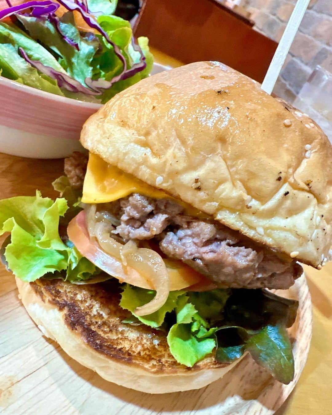 AMI（アミ）さんのインスタグラム写真 - (AMI（アミ）Instagram)「yummm 🍔❤️  久しぶりのハンバーグ🤤💓  #バンコク #タイ #ハンバーグ #ハーフ #食べログ #thailand #bangkok #bkk #halfjapanese #hamburger #🍔」11月16日 19時18分 - amyypatton