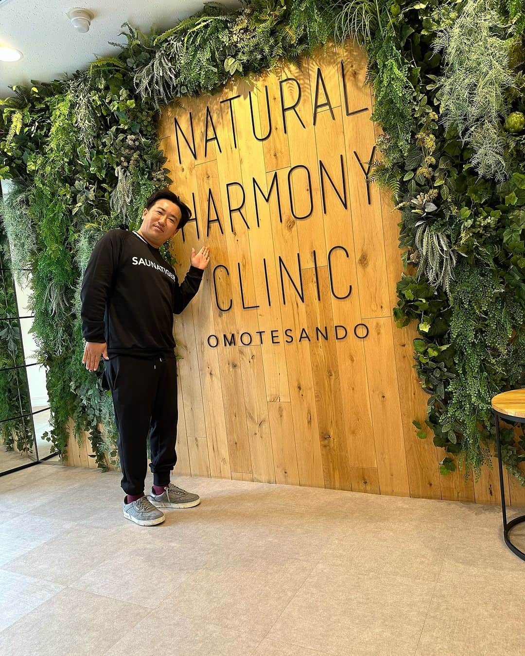 ゆっこママのインスタグラム：「ナチュラルハーモニークリニック表参道 @natural_harmony_clinic  さんで水光注射&ハイドラフェイシャルしてきました！  あと、上清液点滴と脳活性点滴、もちろん肝機能改善点滴まで。  来週がバースデーパーティーなので 一度身体と向き合って  万全の状態で臨もうとおもいまんげ。  衣装提供 @_saunatiger_   #肝機能改善 #美白 #美肌 #水光注射 #ハイドラフェイシャル #毛穴ケア  #毛穴洗浄」