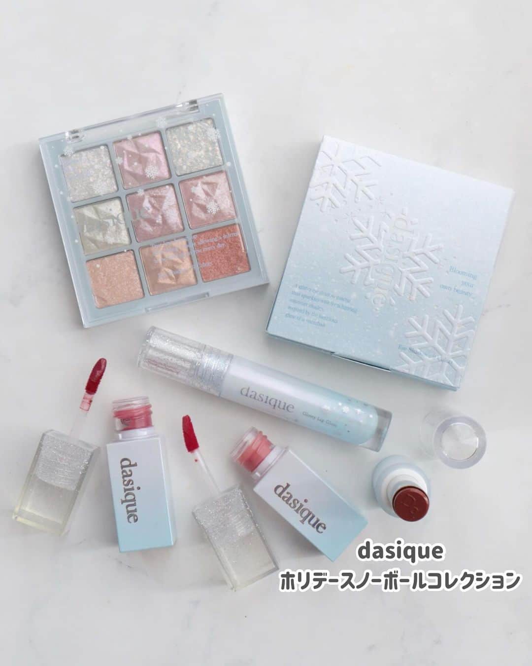 濱田あおいのインスタグラム：「. . スノーボールの輝きを詰め込んだ デイジークのホリデーコレクション❄️  使うのもったいないくらい キラキラが可愛すぎる🥹🩷  ✔︎dasique シャドウパレット 25 ホリデースノーボール  9色すべてグリッターのホリデーらしい きらめきを楽しめるパレット✨ 大粒のグリッターもあれば 日常も使いやすい細かいラメもあるので 普段のメイクに組み合わせて楽しめる◎ 特に私は真ん中の列が出番多めの予感🤍  ✔︎ジューシーデューイティント 18 シュガーボム 19 ウィンターサングリア  実はデイジークのリップ今回が初めて💄 クリアな発色なので、色を塗り重ねることで 自分の好きな濃さにコントロールできるよっ そしてちゅるんとした仕上がりに🫧 18 シュガーボムはピーチっぽいコーラル、 19 ウィンターサングリアは私が好きな モーヴ系のカラー🩷 唇の色が元からある私が塗るとこんな 感じの仕上がりになるので、お買い物の 参考になったら嬉しいです✨  ✔︎ムードグロウリップスティック 09 ロージーブラウン  日本限定色のこちら🤎ブラウンだけど 重たく見えず、やわらかな印象に◎ ほんのりローズニュアンスを感じる色味なので 普段ブラウンリップをあんまり使わない方や フェミニンなファッションが多い方にも おすすめしたいカラー！  ✔︎グローイリップグロス ホリデースノーボール  繊細なピンクパールがたっぷり入っている グロスで、パッケージもパール感もかわいい💞 やり過ぎ感ないから、めちゃくちゃ使いやすい！ そして甘い香りがするタイプです👄  デイジークさまから商品を提供していただきました🌷  #PR#デイジーク#アイシャドウ#リップ#メガ割#メガ割おすすめ#韓国コスメ#メガ割購入品#dasique#ジューシデューイティント#ムードグロウリップスティック#限定コスメ」