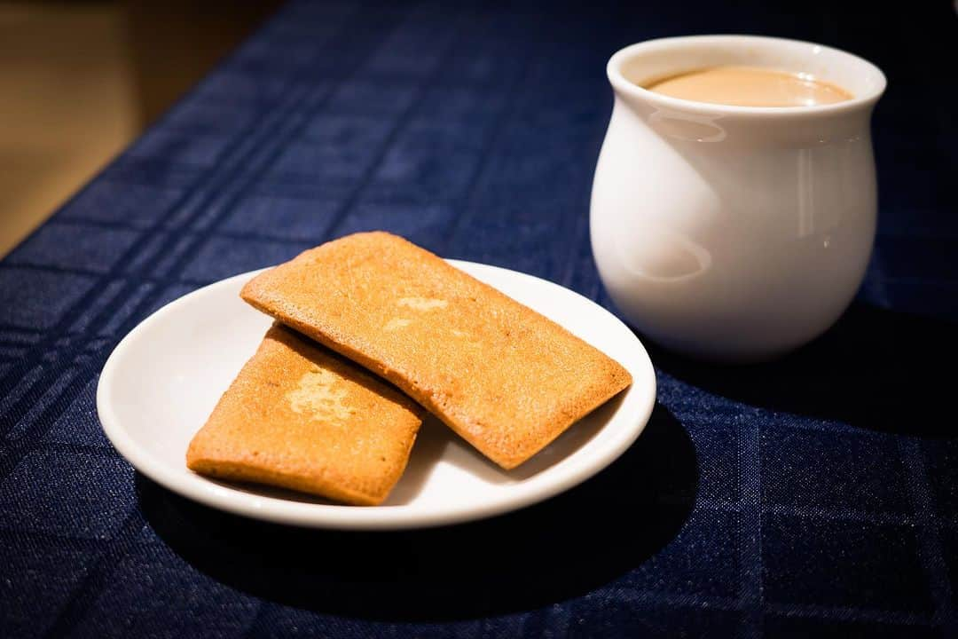 赤堀製菓専門学校さんのインスタグラム写真 - (赤堀製菓専門学校Instagram)「カフェビジネス科2年生❕ 卒業制作の中間発表が行われました！  小川珈琲の横山様に審査をして頂きました☕️  4グループでオリジナルのコーヒーとそれに合う焼き菓子を作成しました。 いろいろなアドバイスを頂き、また本番の発表に向けて改良していきます👍🏻 ̖́-︎  #小川珈琲  #赤堀製菓専門学校 #パティシエ #パティシエ科 #パティシエ実践科 #専門学校 #進路 #お菓子作り #専門学生 #製菓実習 #製菓専門学校 #専門学生の日常#プロを目指す #製菓 #将来の夢 #パティシエの卵 #お菓子作り好きな人と繋がりたい #スイーツ好きな人と繋がりたい#楽しい学校 #製菓学生 #お菓子作り記録 #ケーキ屋さん #パティシエカメラ部 #スイーツ作り #ウェディングケーキ #卒業制作 #卒業 #コーヒー #卒制 #中間発表」11月16日 19時23分 - akahoriseika