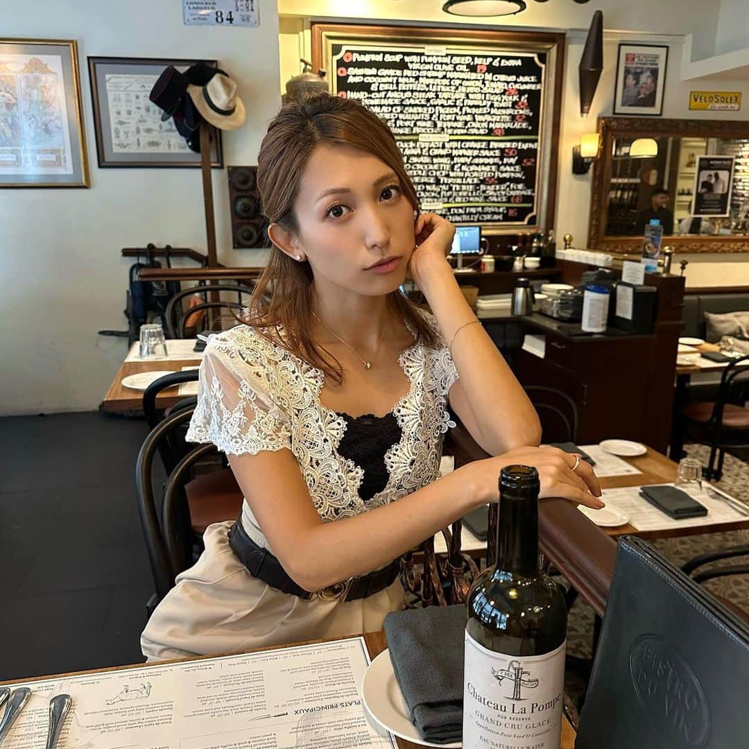 市原彩花さんのインスタグラム写真 - (市原彩花Instagram)「Bistro Du Vin🍷 @bistroduvin   ずっと気になってたお店🤭 時間をずらせば当日予約でも入れた☺️ ステーキ柔らか過ぎだし、サラダのチーズも良いアクセント🥹 気軽に来れる感じで嬉しい🥰 てかこの通りって美味しいor有名なお店しかないよね(Isetanの横)🍸 隣のお粥屋さん(Mui kee)もいつも並んでて気になる〜〜🤤  #bistro#bistroduvin#ビストロ#フランス料理#sgfood#foodporn#sgfoodporn#singaporefoodie#sgeats#sgfoodie#singaporerestaurant#シンガポールグルメ#singapore#シンガポール#singapura#海外生活#海外旅行#海外移住#シンガポール旅行 #あーちゃんシンガポール」11月16日 19時24分 - ayaka_ichihara