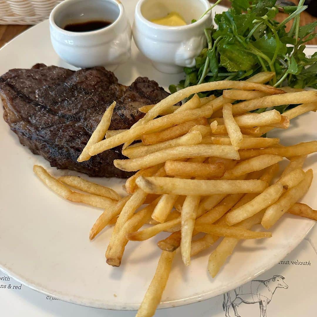 市原彩花さんのインスタグラム写真 - (市原彩花Instagram)「Bistro Du Vin🍷 @bistroduvin   ずっと気になってたお店🤭 時間をずらせば当日予約でも入れた☺️ ステーキ柔らか過ぎだし、サラダのチーズも良いアクセント🥹 気軽に来れる感じで嬉しい🥰 てかこの通りって美味しいor有名なお店しかないよね(Isetanの横)🍸 隣のお粥屋さん(Mui kee)もいつも並んでて気になる〜〜🤤  #bistro#bistroduvin#ビストロ#フランス料理#sgfood#foodporn#sgfoodporn#singaporefoodie#sgeats#sgfoodie#singaporerestaurant#シンガポールグルメ#singapore#シンガポール#singapura#海外生活#海外旅行#海外移住#シンガポール旅行 #あーちゃんシンガポール」11月16日 19時24分 - ayaka_ichihara
