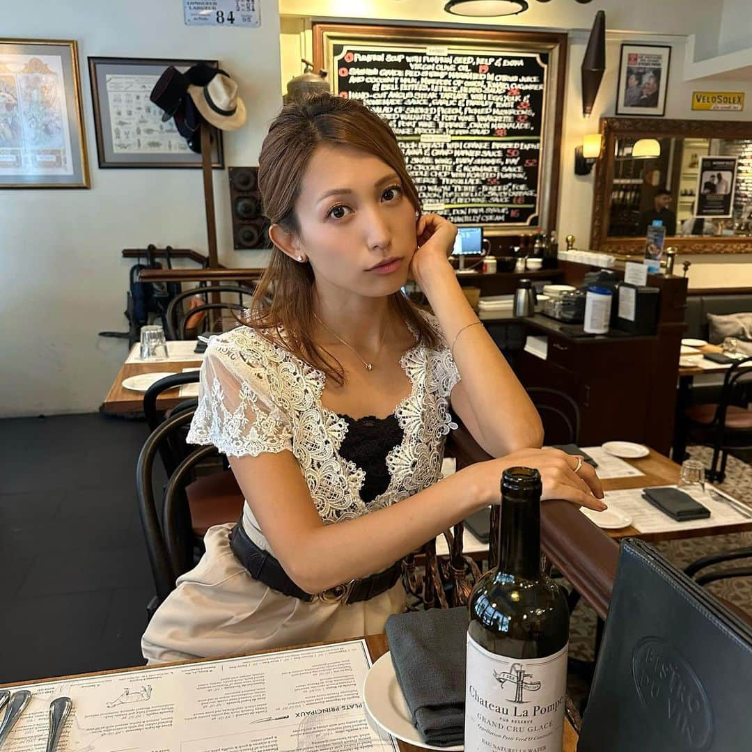 市原彩花のインスタグラム：「Bistro Du Vin🍷 @bistroduvin   ずっと気になってたお店🤭 時間をずらせば当日予約でも入れた☺️ ステーキ柔らか過ぎだし、サラダのチーズも良いアクセント🥹 気軽に来れる感じで嬉しい🥰 てかこの通りって美味しいor有名なお店しかないよね(Isetanの横)🍸 隣のお粥屋さん(Mui kee)もいつも並んでて気になる〜〜🤤  #bistro#bistroduvin#ビストロ#フランス料理#sgfood#foodporn#sgfoodporn#singaporefoodie#sgeats#sgfoodie#singaporerestaurant#シンガポールグルメ#singapore#シンガポール#singapura#海外生活#海外旅行#海外移住#シンガポール旅行 #あーちゃんシンガポール」